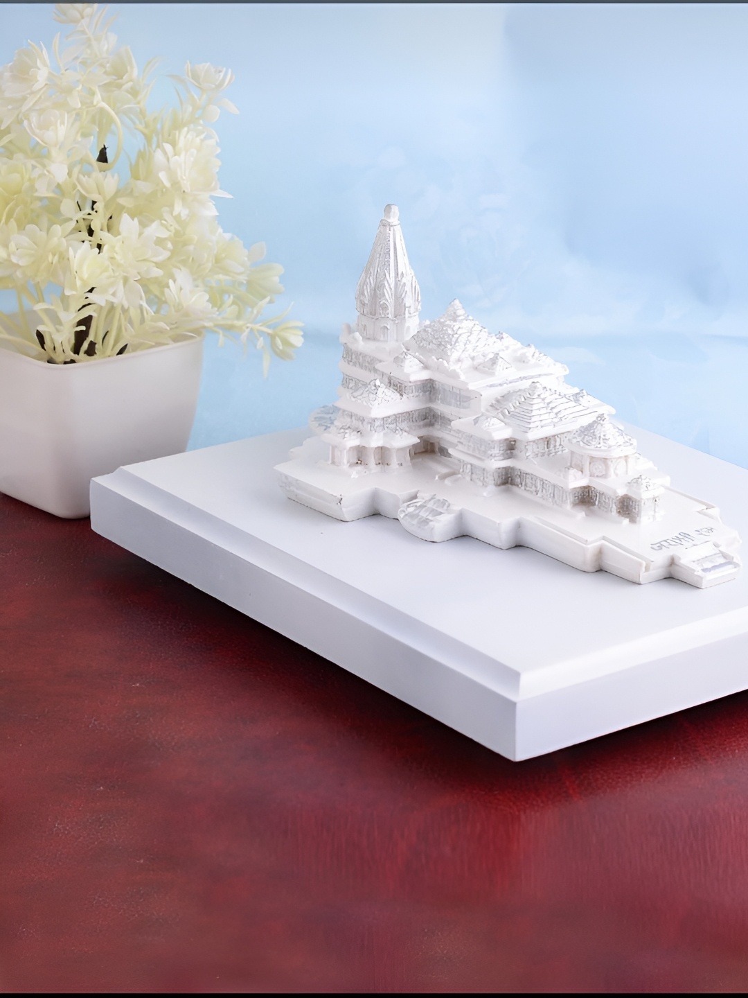 

Zart White Idol Showpiece