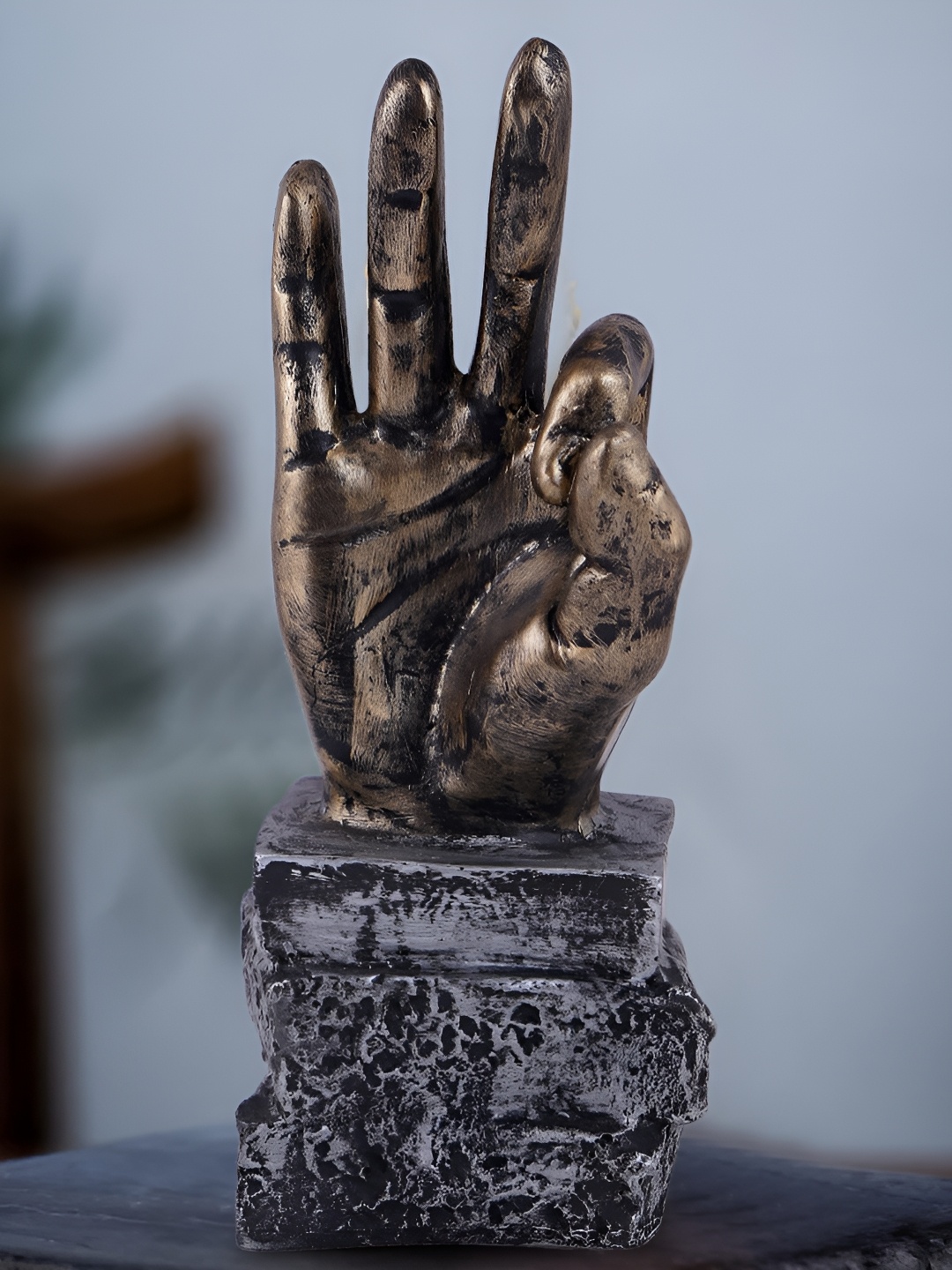

Zart Gold-Toned Idol Showpiece
