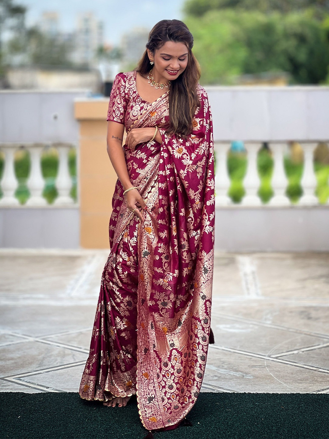 

YAVIRA SILK Woven Design Floral Zari Banarasi Saree, Burgundy