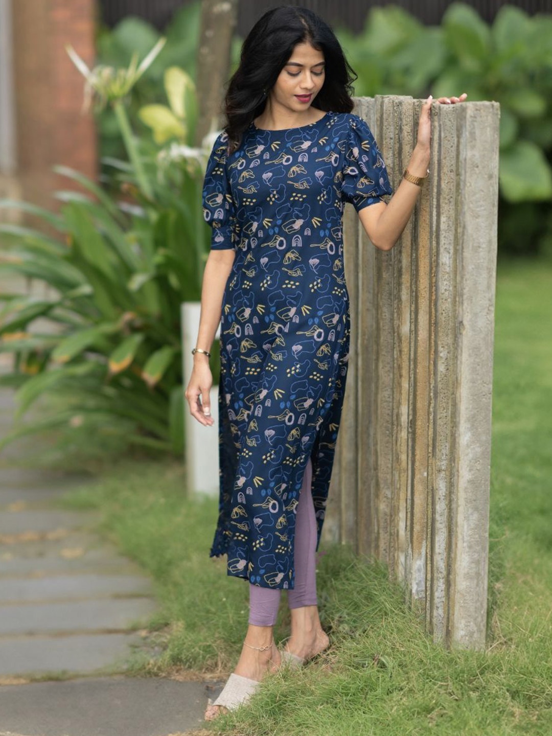 

HAY Abstract Printed Round Neck Puffed Sleeves Straight Kurta, Navy blue