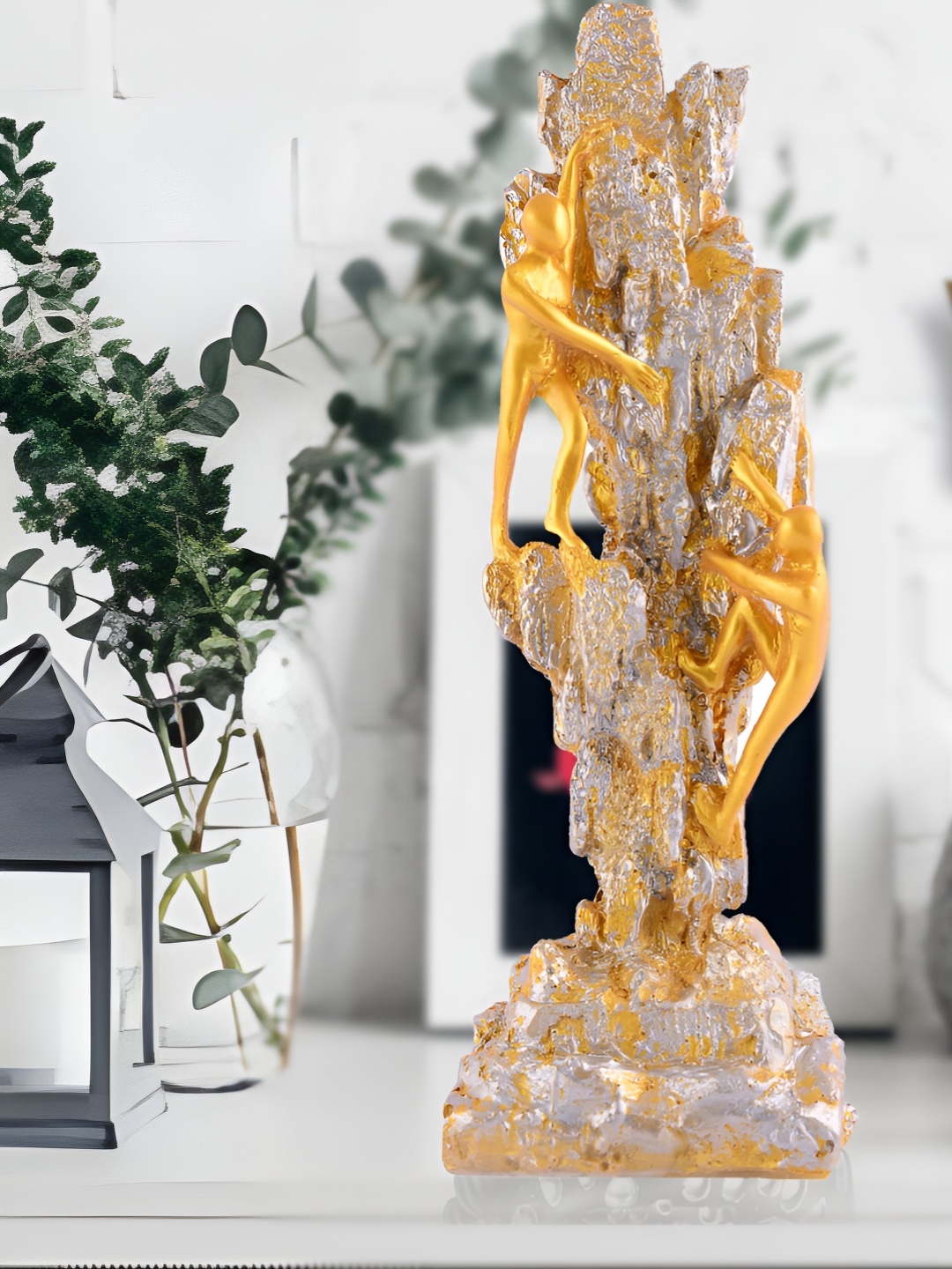 

Zart Brown & Gold-Toned 2 Men Showpiece