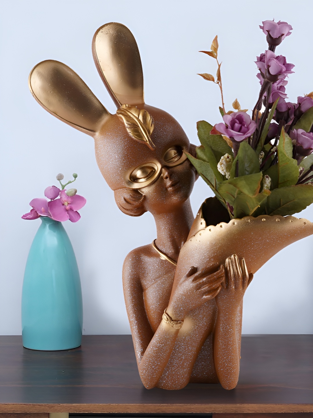 

Zart Gold-Toned Idol Showpiece