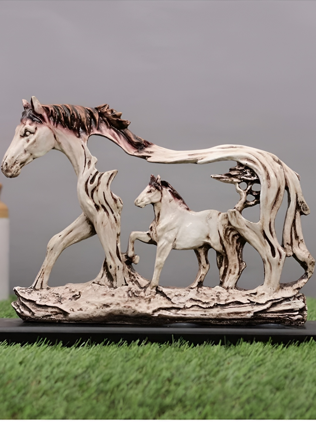 

Zart Beige Figurine Showpiece
