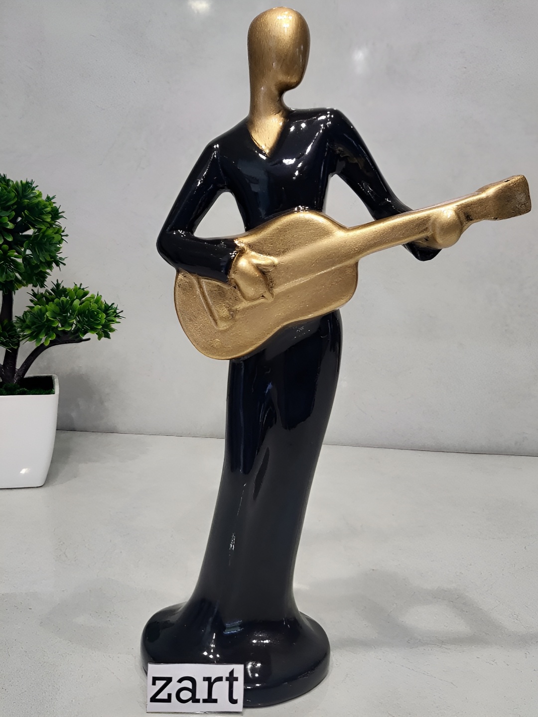 

Zart Black Idol Showpiece