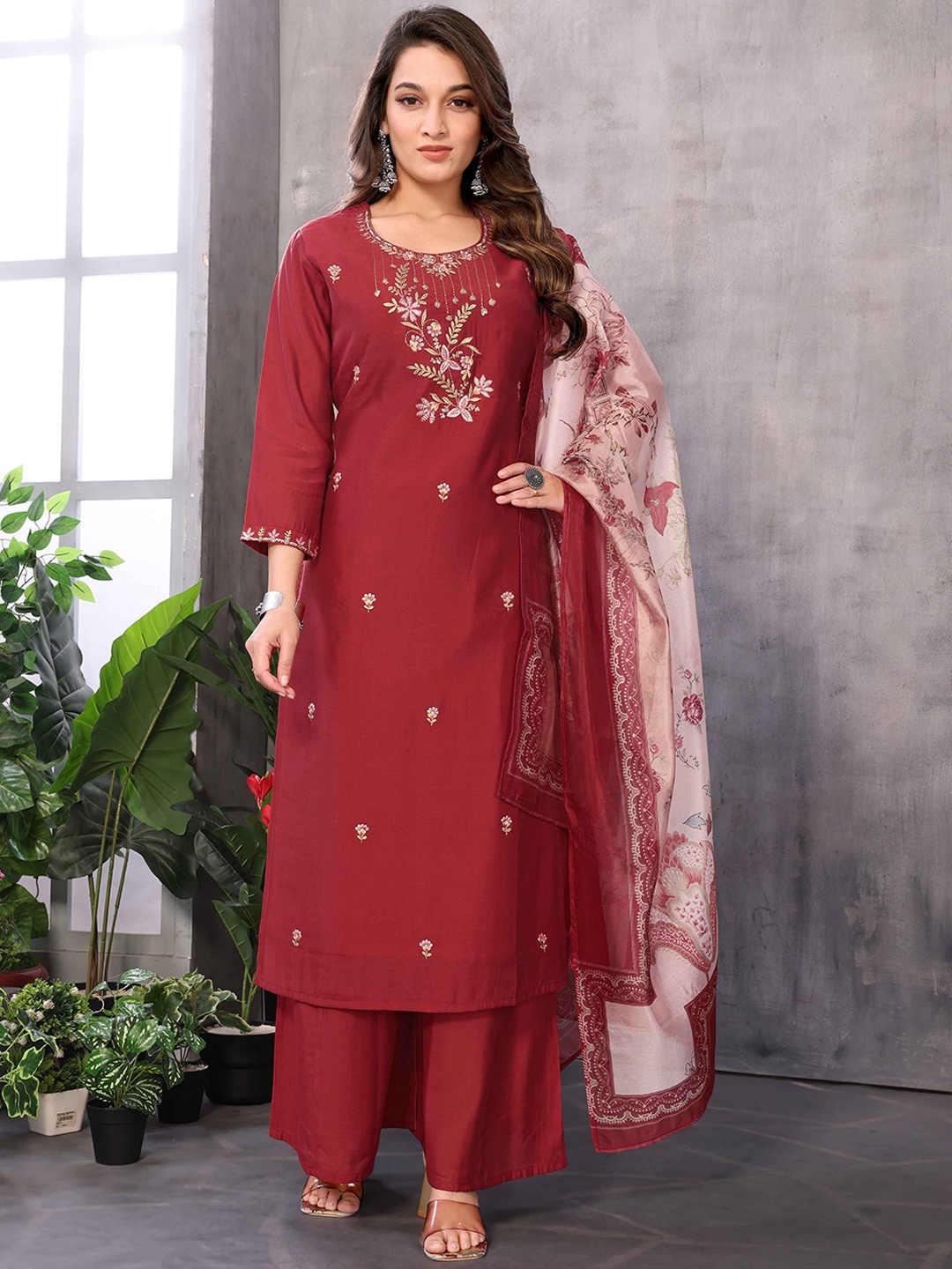 

SUNDARNAARI Floral Embroidered Thread Work Kurta with Palazzo & Dupatta, Red