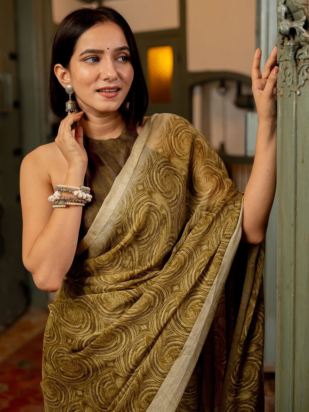 

KALINI Abstract Printed Saree With Blouse Piece, Mustard
