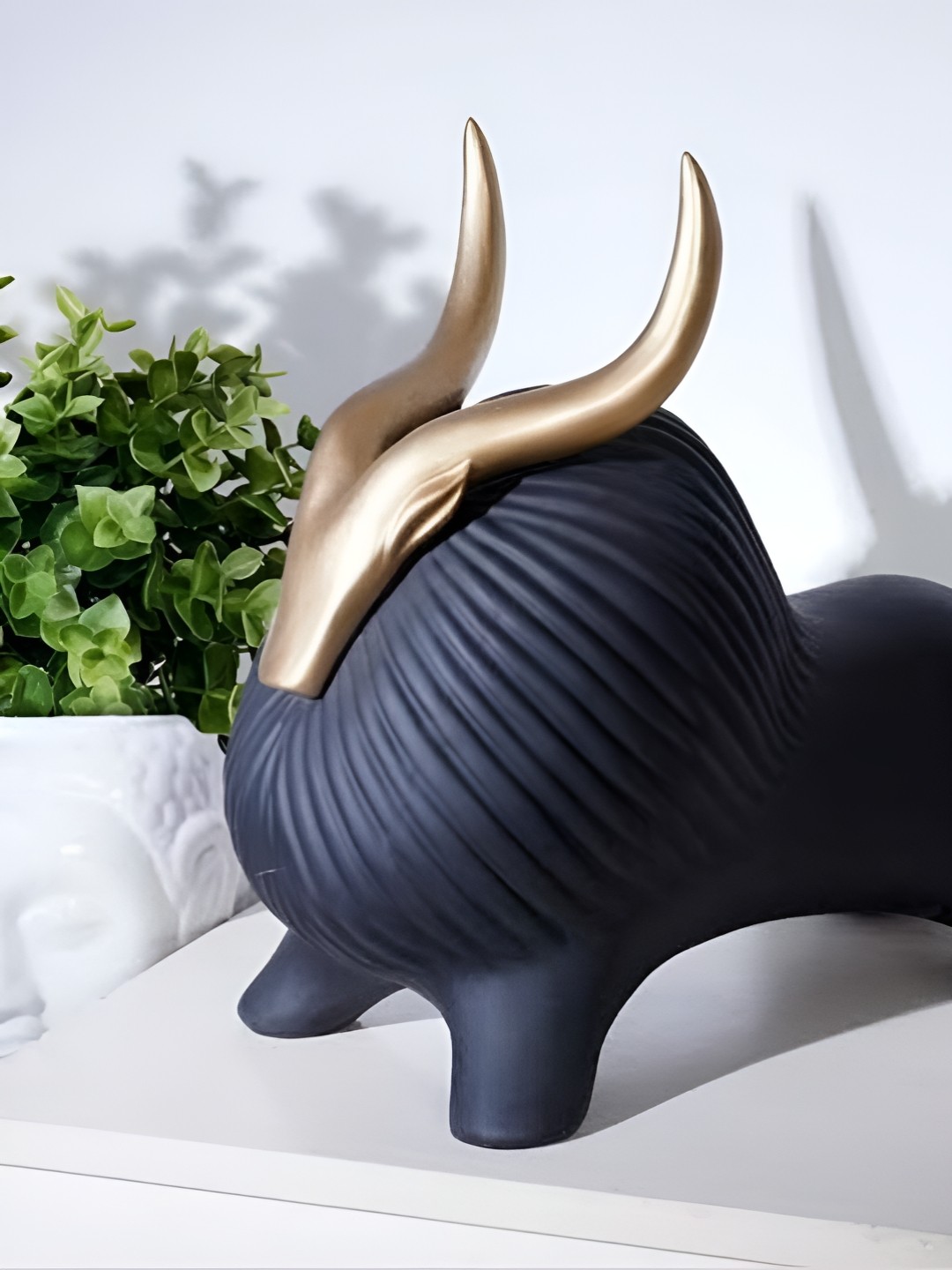 

Zart Black Idol Showpiece
