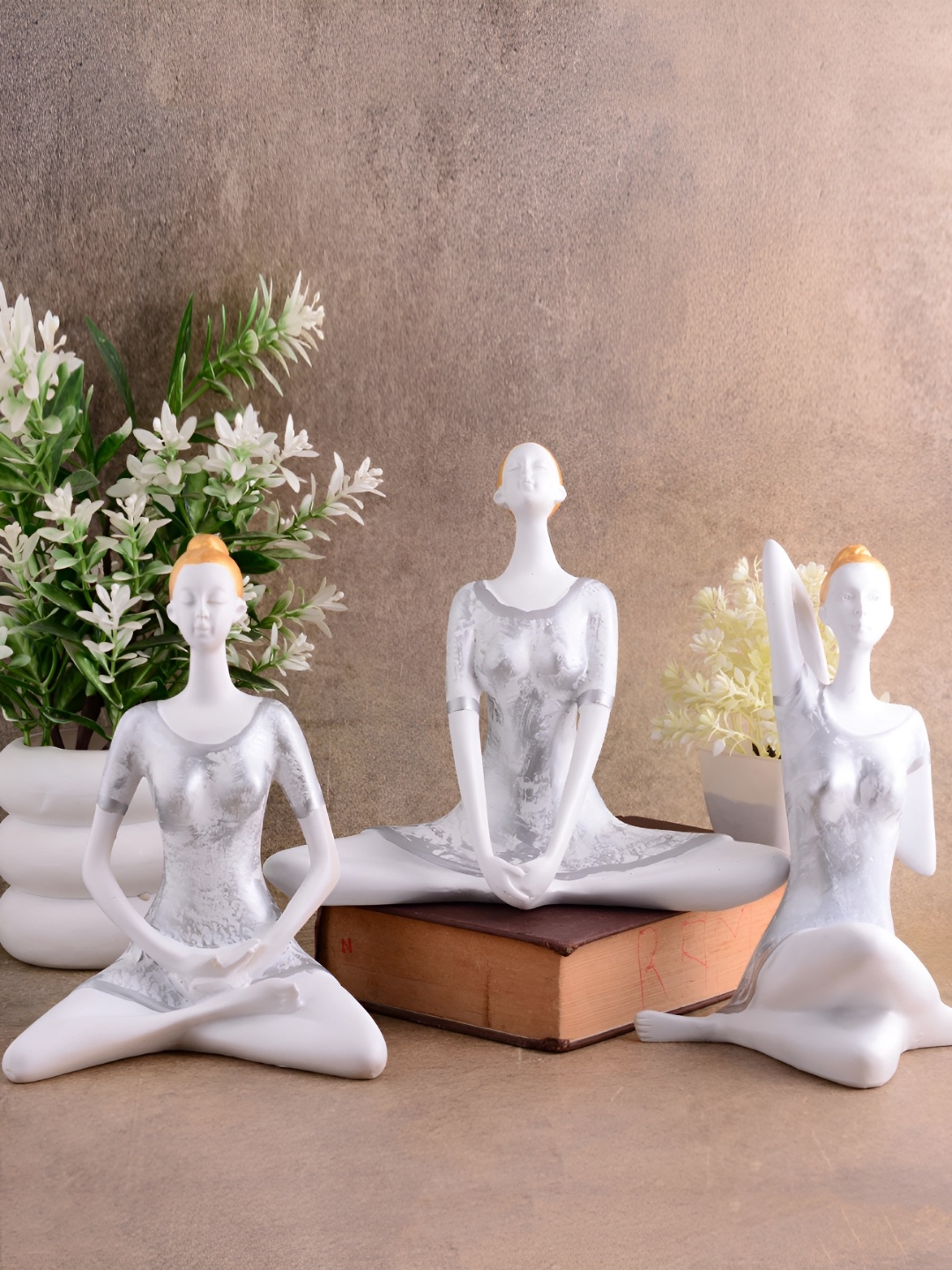 

Zart White & Gold-Toned Figurine Showpiece