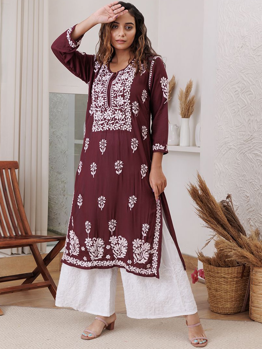 

Rangreza Ethnic Floral Embroidered Chikankari Floral Kurta, Maroon