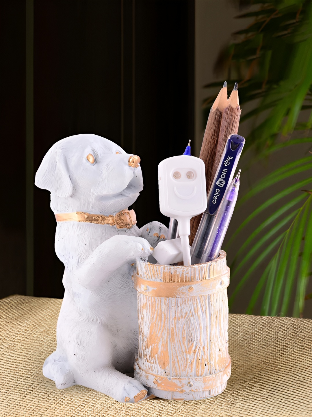 

Zart White Dog Shaped Pen Stand