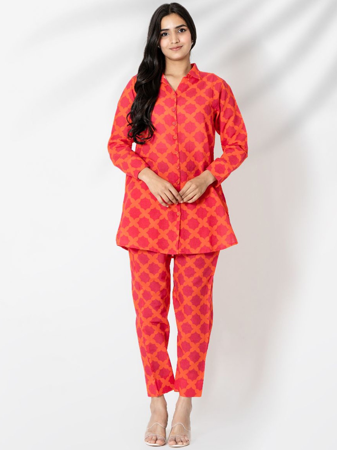 

Kameez by Pooja Kejriwal Geometric Printed Shirt With Trousers, Red