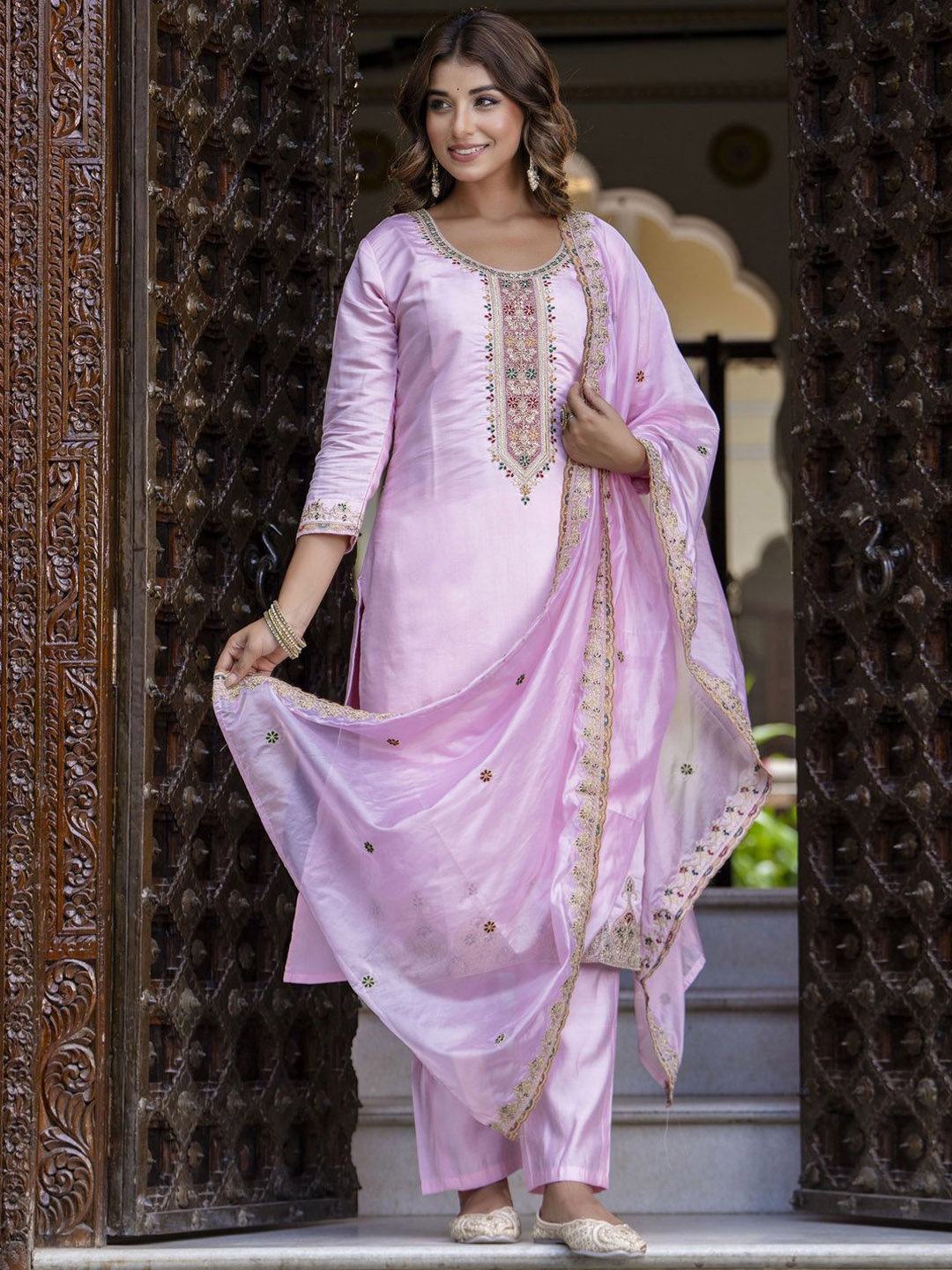 

VredeVogel Floral Embroidered Regular Straight Kurta With Trouser With Dupatta, Pink