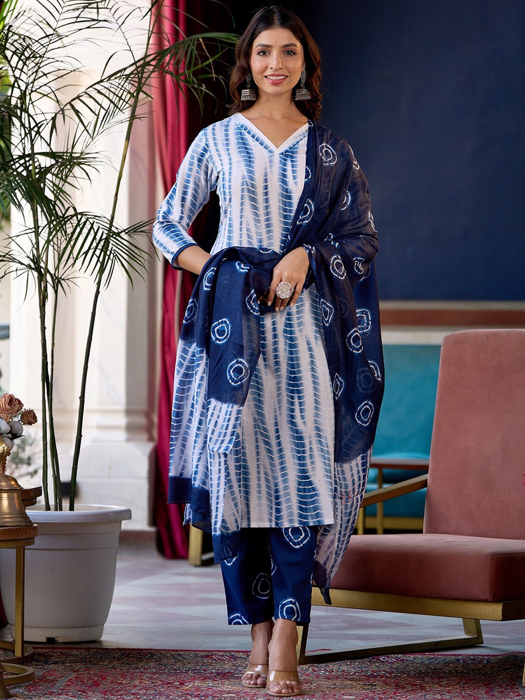 

KLOSIA V-Neck Abstract Tie-Dye Straight Kurta with Trousers & Dupatta, Navy blue