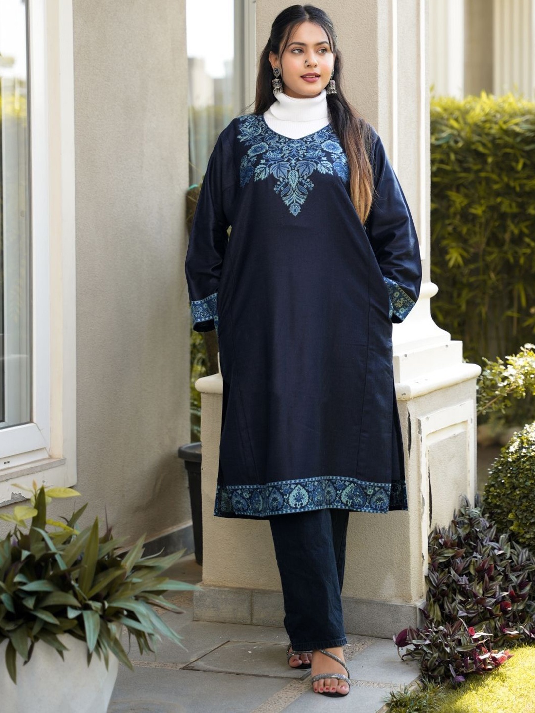 

HOUSE OF KIRNA'S WITH LOGO OF HOK Floral Embroidered V-Neck Straight Kurta, Black