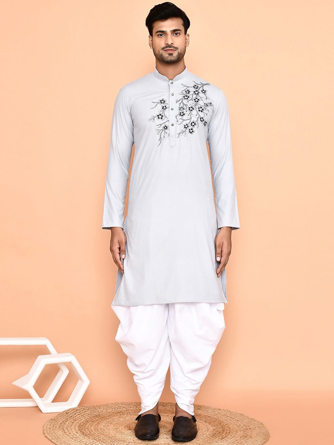 

Arihant Rai Sinha Floral Embroidered Regular Pure Cotton Straight Kurta With Patiala, Grey