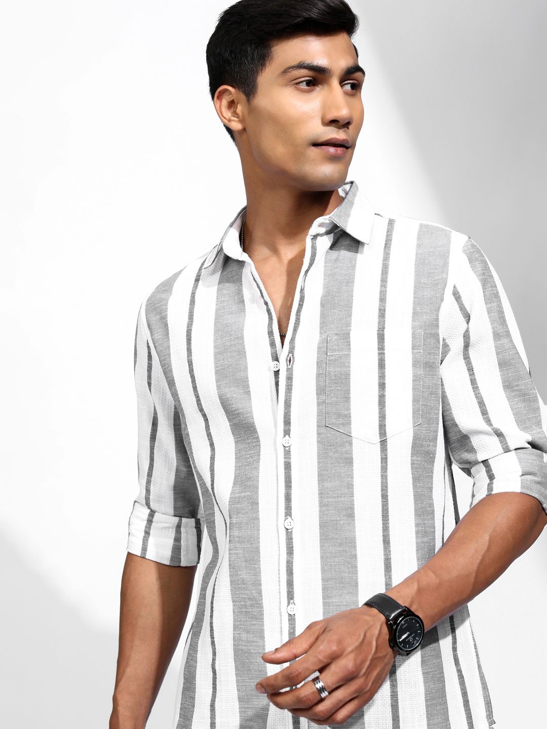 

LOCOMOTIVE Men Cutaway Collar Vertical Striped Cotton Casual Shirt, White