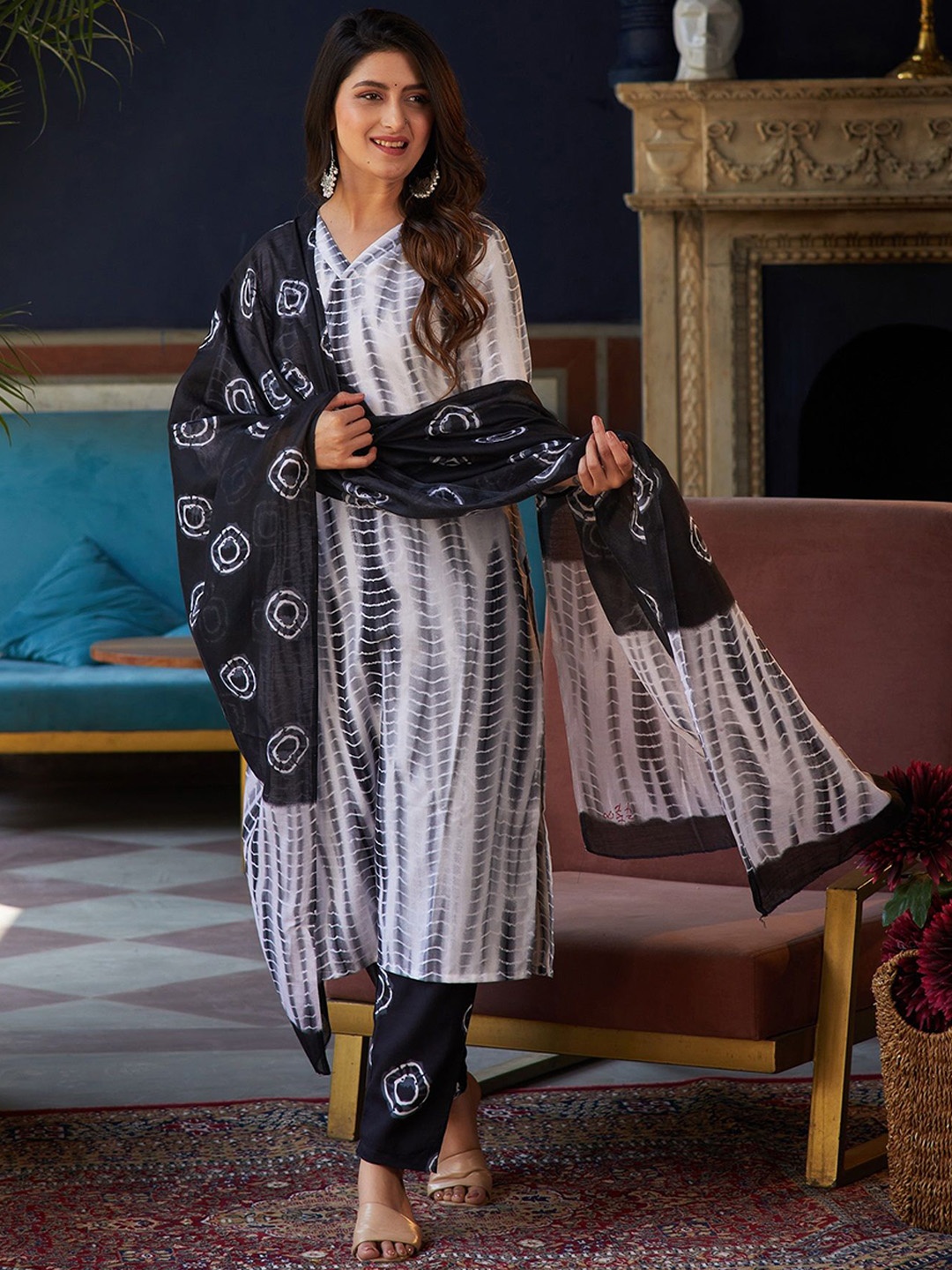 

KLOSIA V-Neck Abstract Tie-Dye Straight Kurta with Trousers & Dupatta, Black