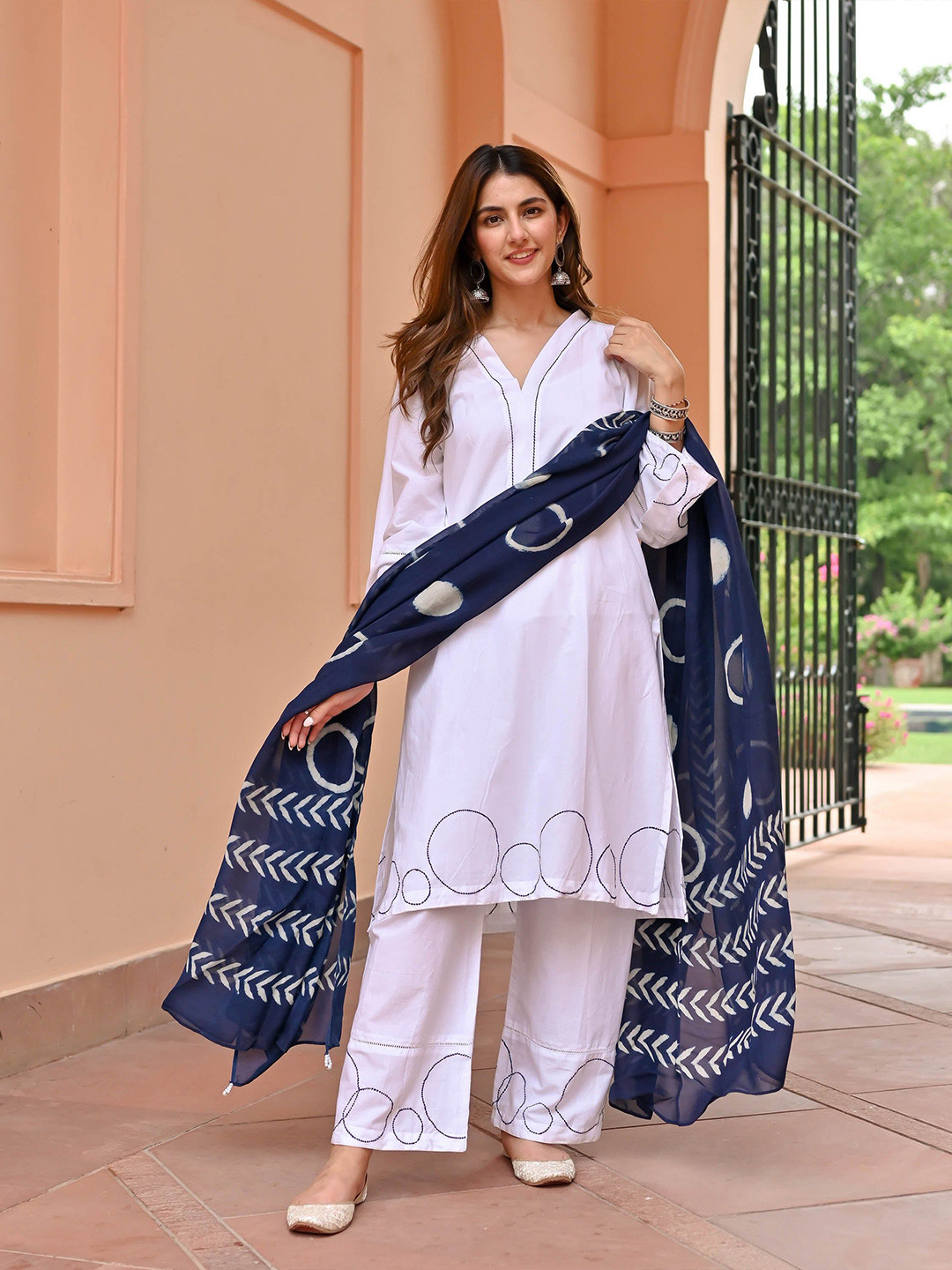 

Bunaai Straight Kurta with Trousers & Dupatta, White