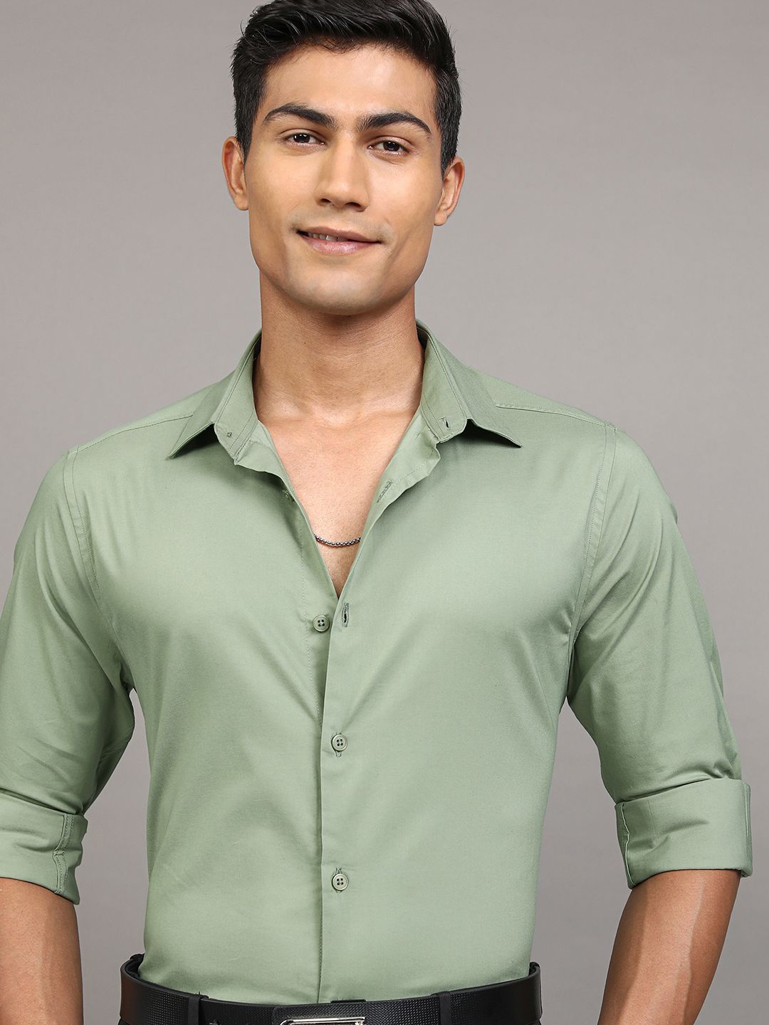 

Locomotive Premium Men Solid Occasion Slim Fit Shirt, Green