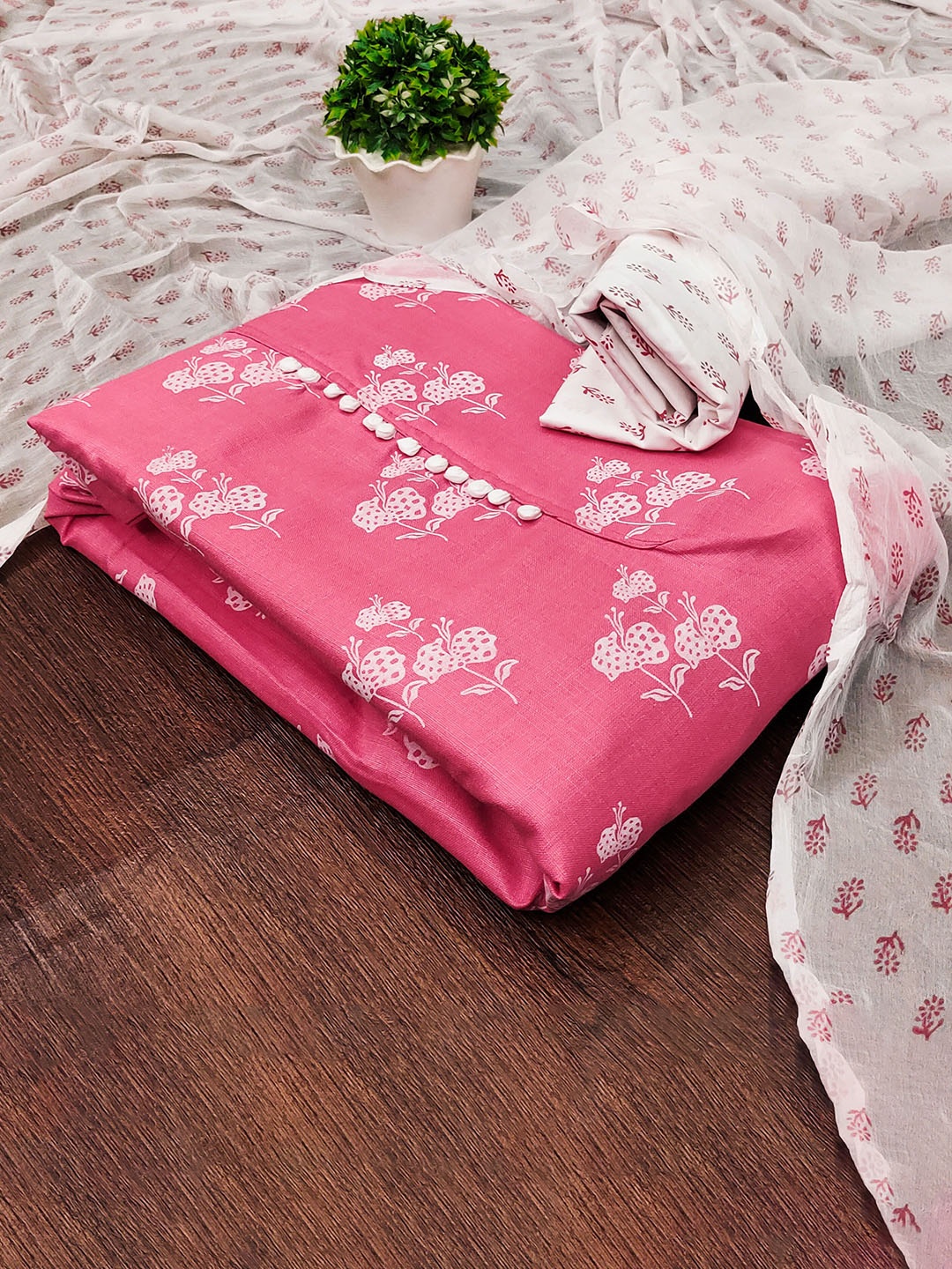

Maroosh Floral Printed Unstitched Dress Material, Pink