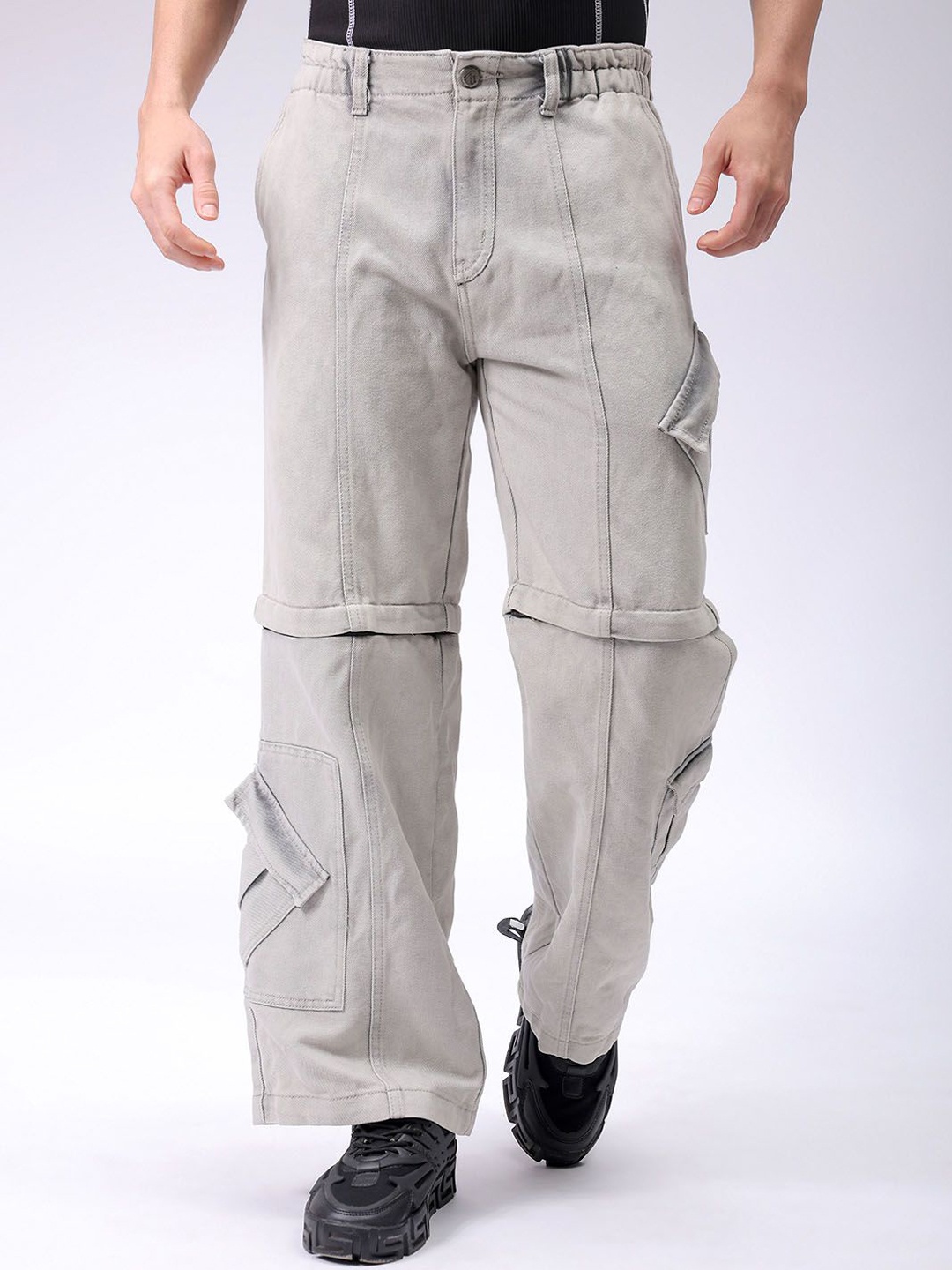 

The Indian Garage Co Men Mid Rise Clean Look Wide Leg Relaxed Baggy Fit Cargo Jeans, Grey