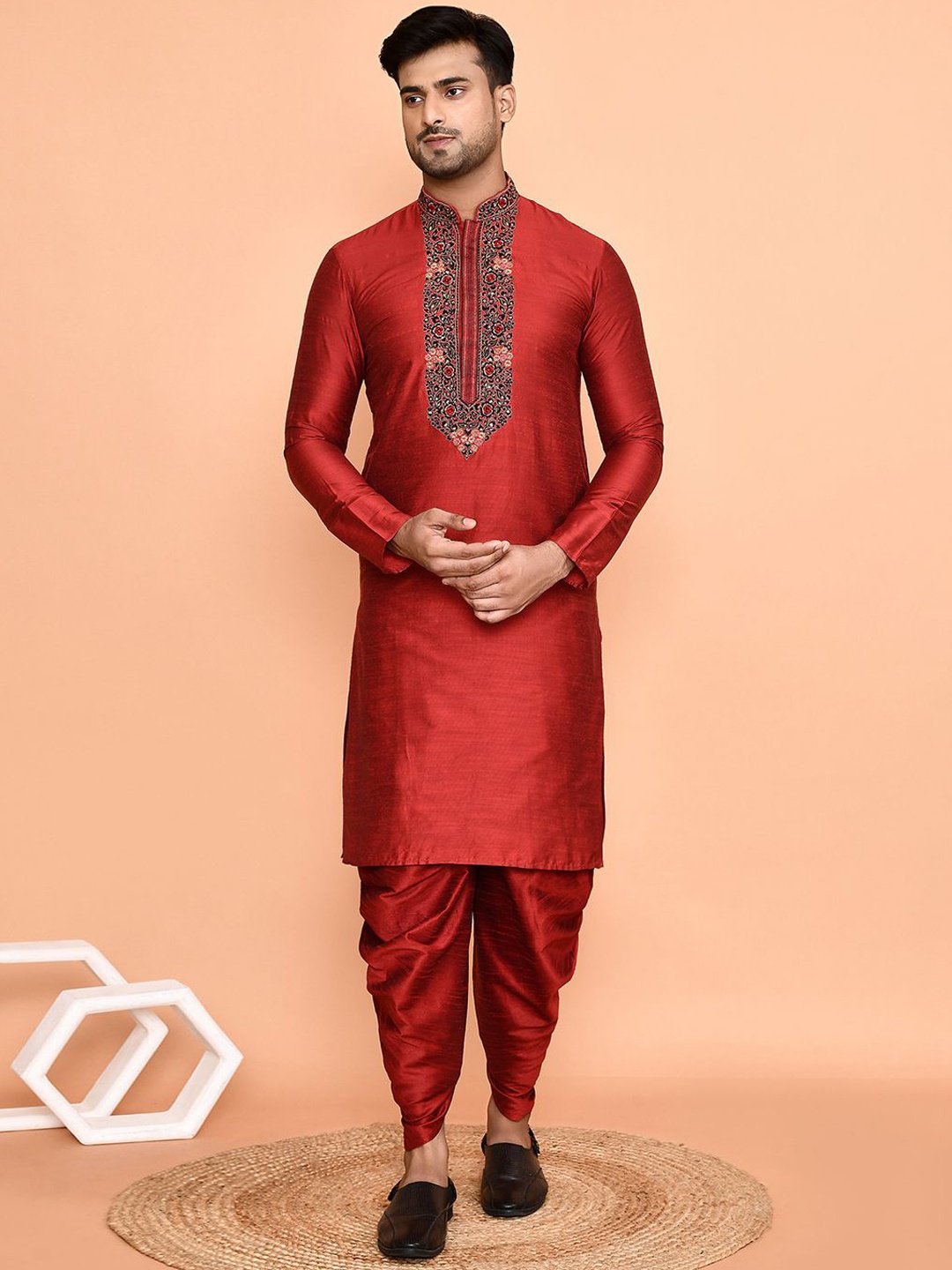 

Arihant Rai Sinha Floral Embroidered Mandarin Collar Regular Straight Kurta & Patiala, Maroon