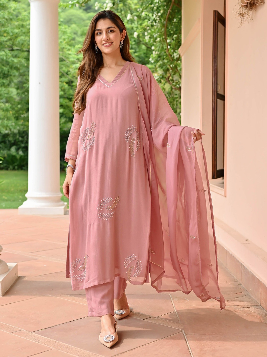 

Bunaai Floral Embroidered Sequinned Kurta with Trouser & Dupatta, Mauve