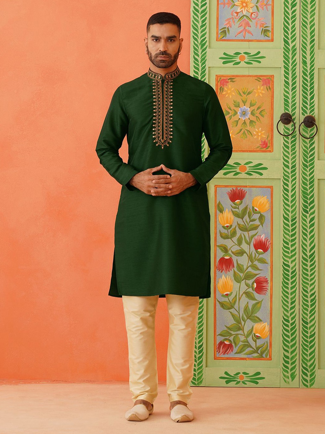 

TheEthnic.Co Yoke Design Embroidered Mandarin Collar Straight Kurta, Green