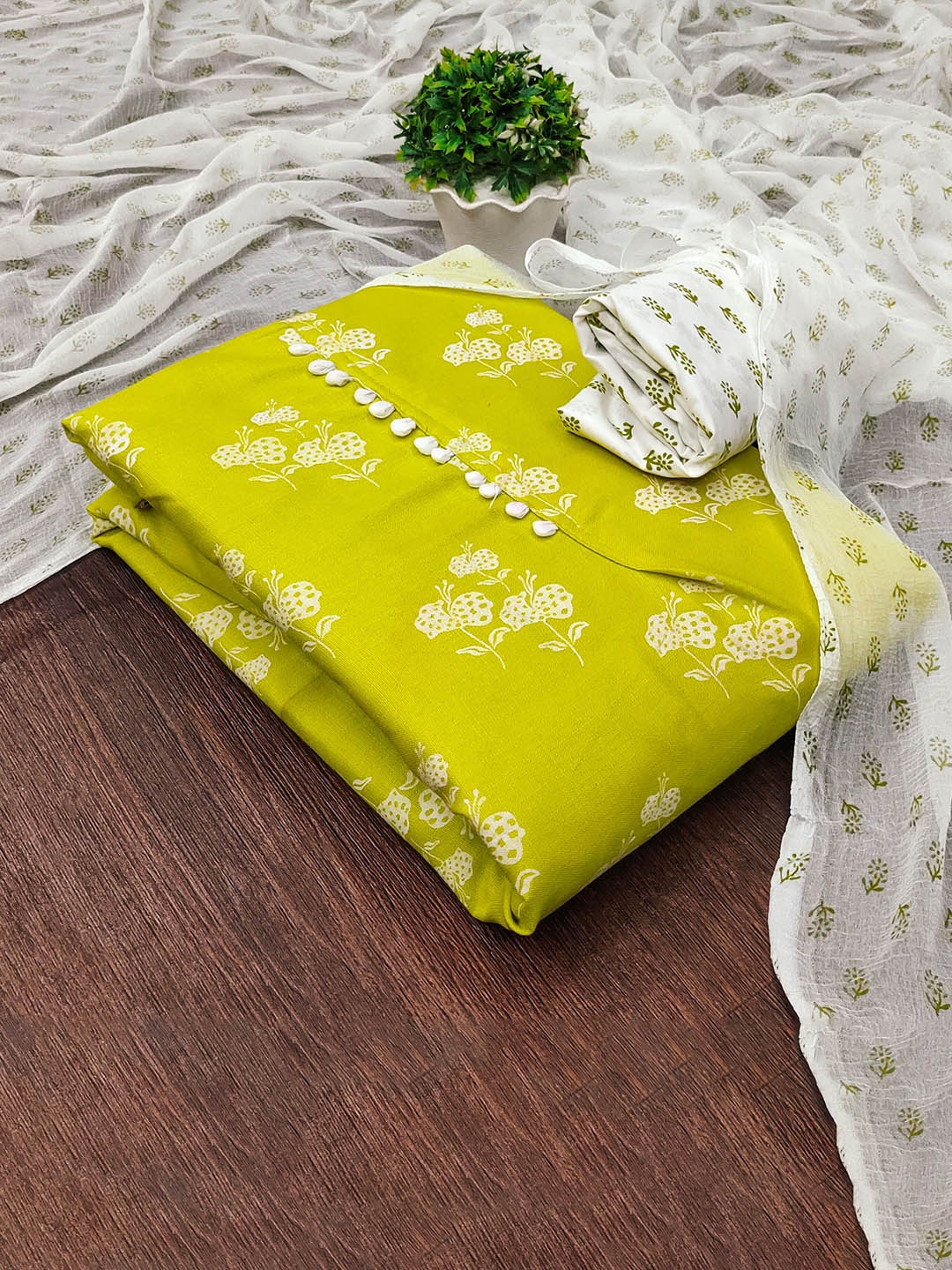 

Maroosh Floral Printed Unstitched Dress Material, Yellow