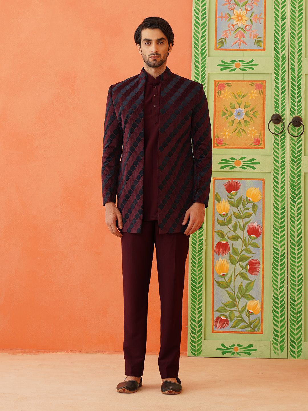 

TheEthnic.Co Men Self Design Sherwani Set, Maroon