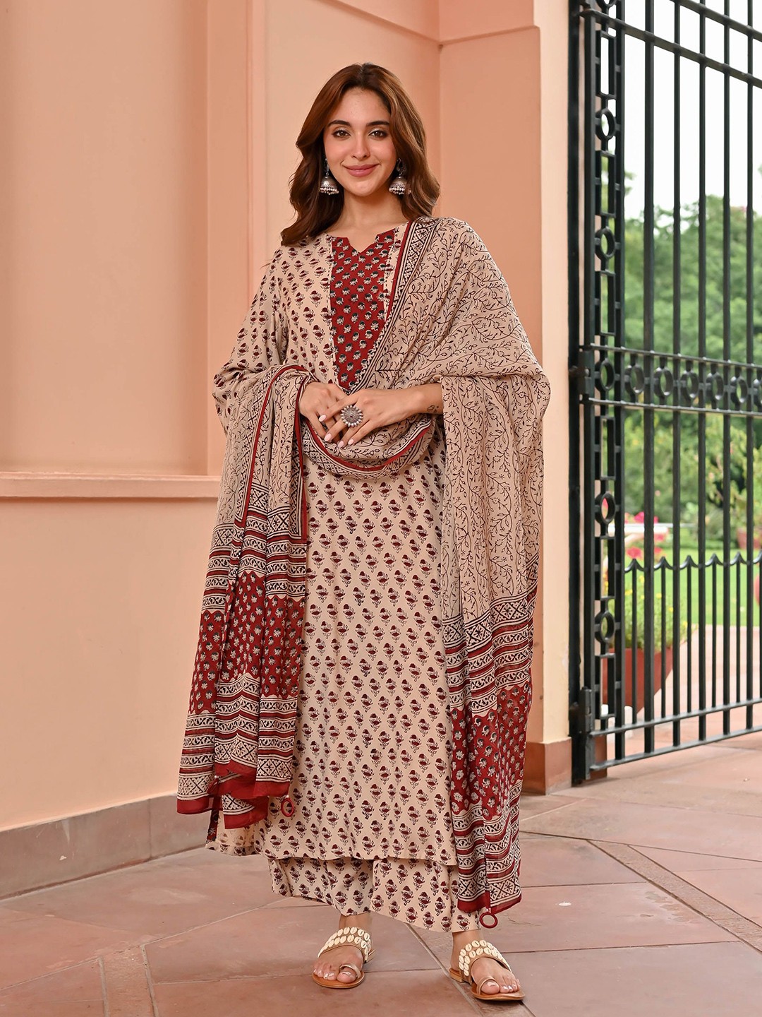 

Bunaai Floral Printed Kurta with Trouser & Dupatta, Beige