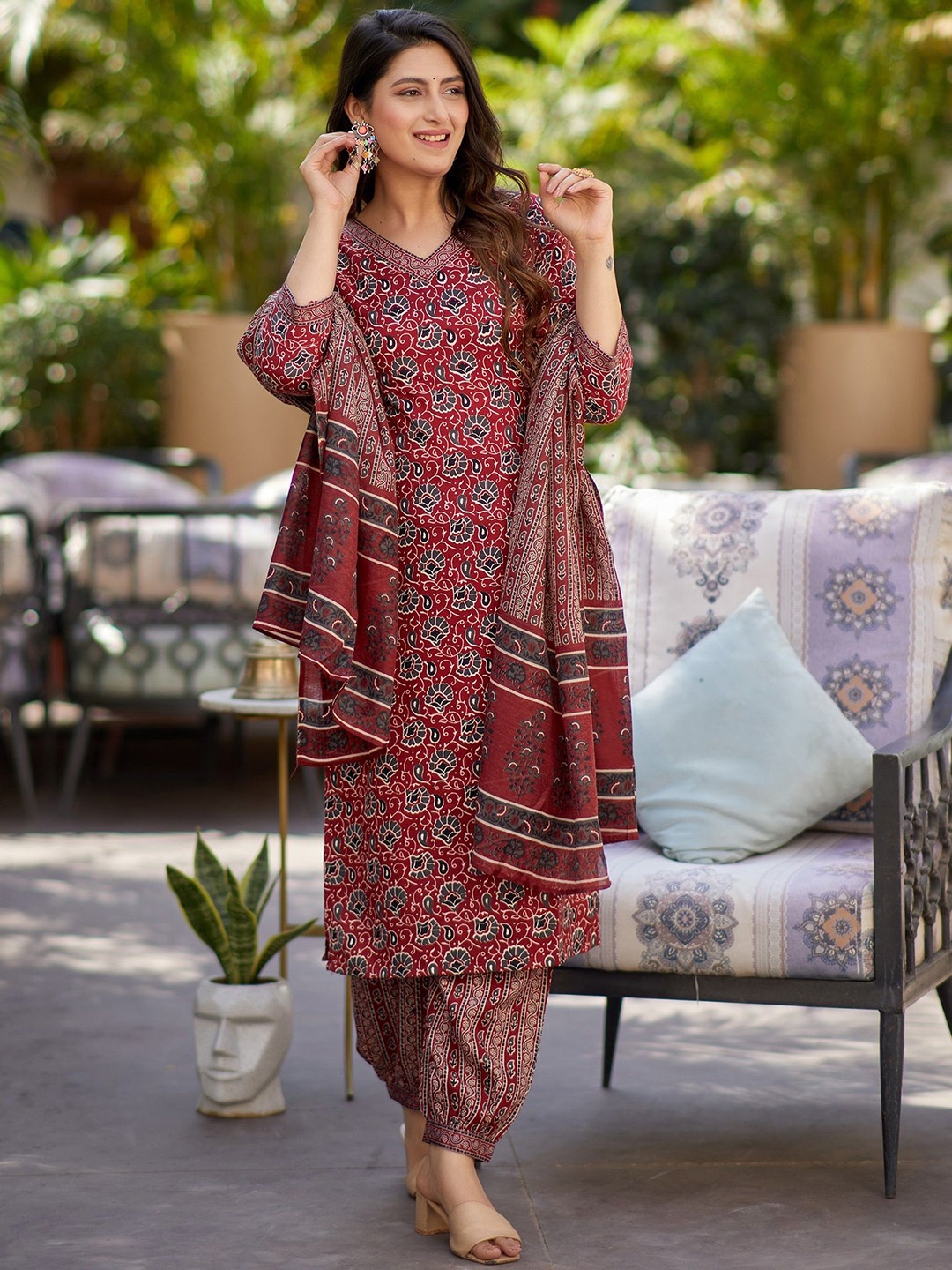 

KLOSIA V-Neck Floral Printed Straight Kurta with Trousers & Dupatta, Maroon
