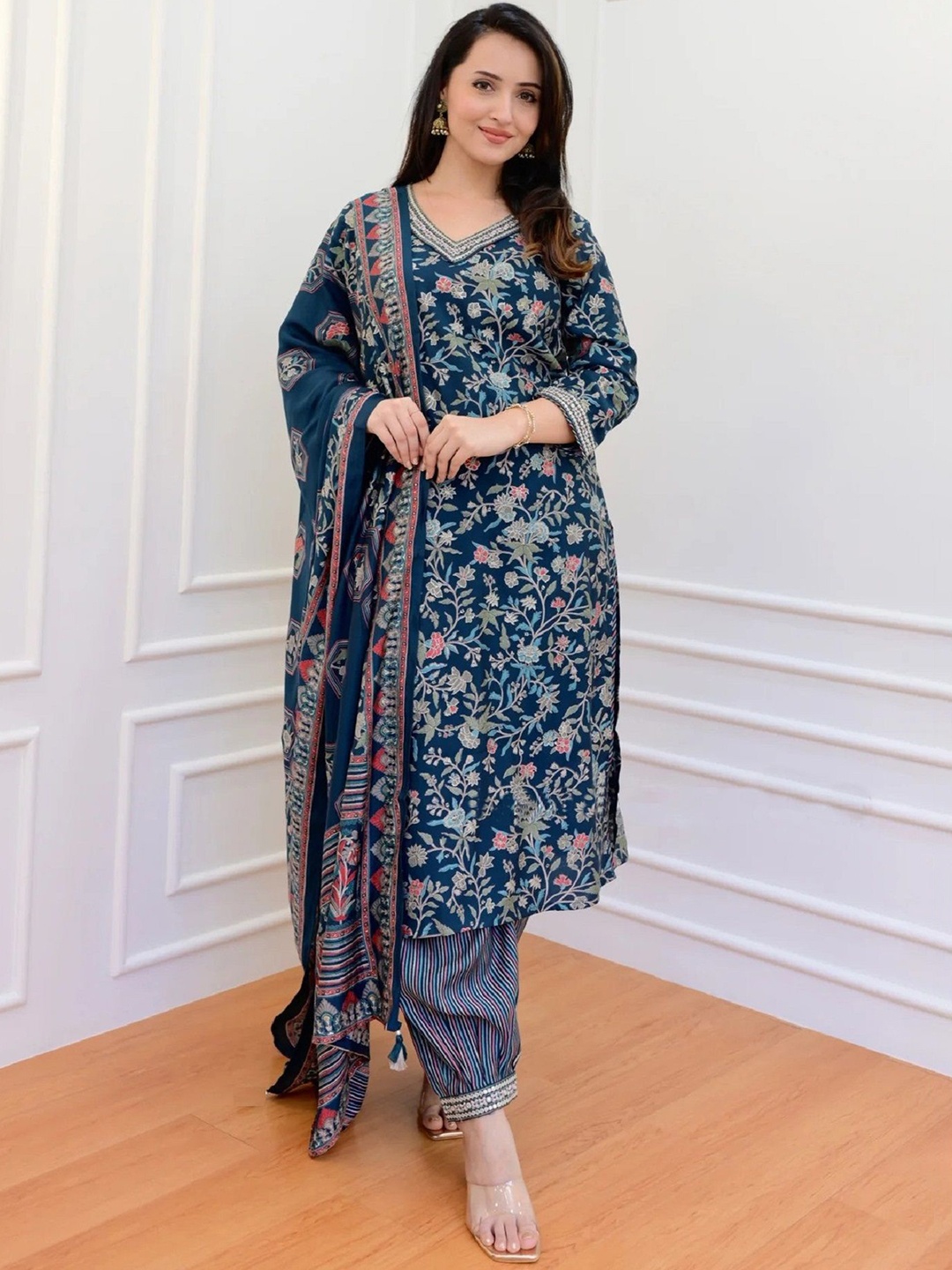 

KLOSIA V-Neck Floral Printed Straight Kurta with Trousers & Dupatta, Navy blue