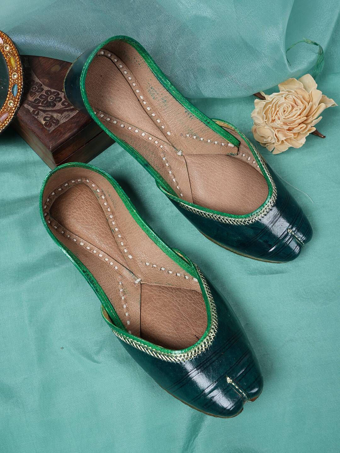 

JUTTIESMAKER Women Embroidered Ethnic Leather Mojaris, Green