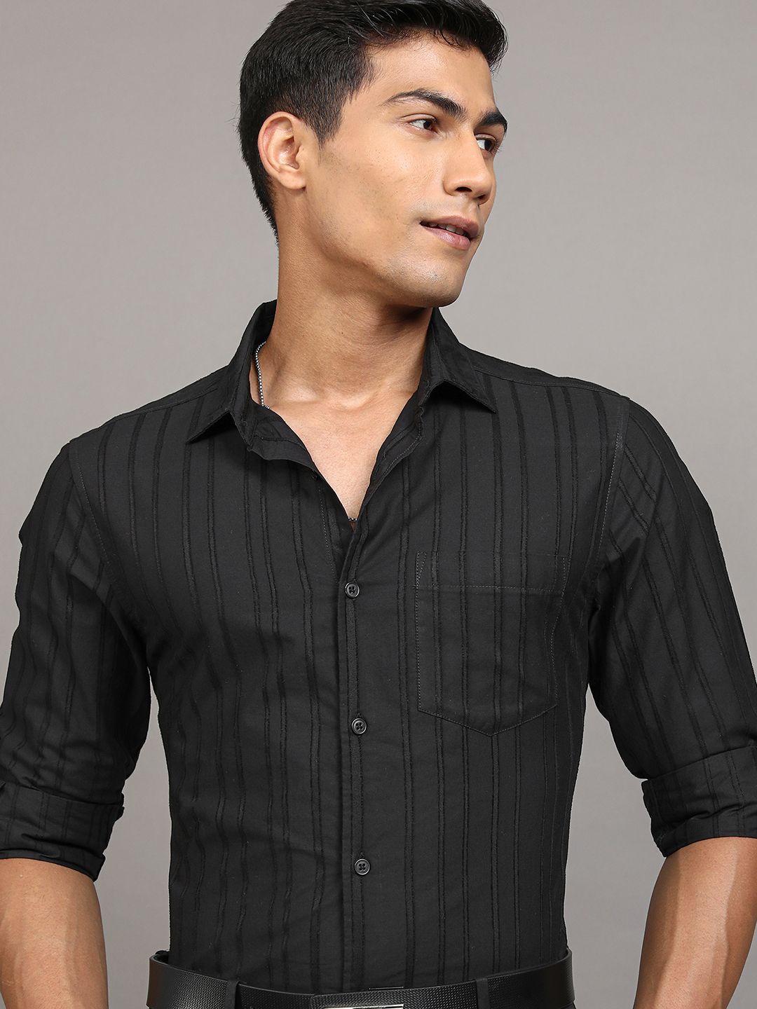 

LOCOMOTIVE Men Cutaway Collar Vertical Striped Cotton Casual Shirt, Black