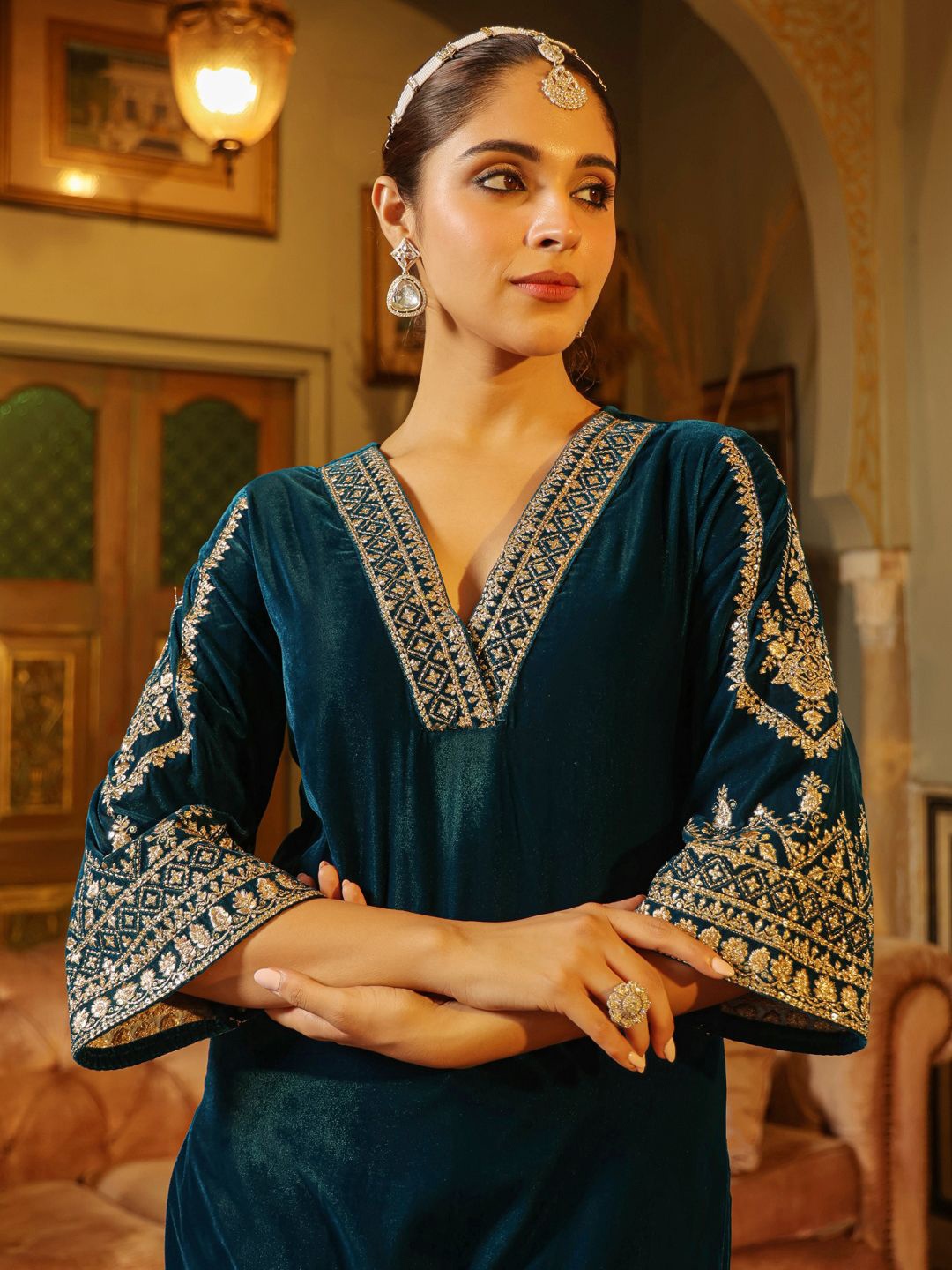 

Janasya Floral Embroidered Velvet Straight Kurta with Trousers, Teal