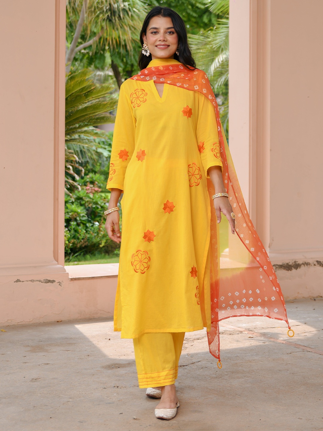 

Bunaai Floral Embroidered Kurta with Trouser & Dupatta, Yellow