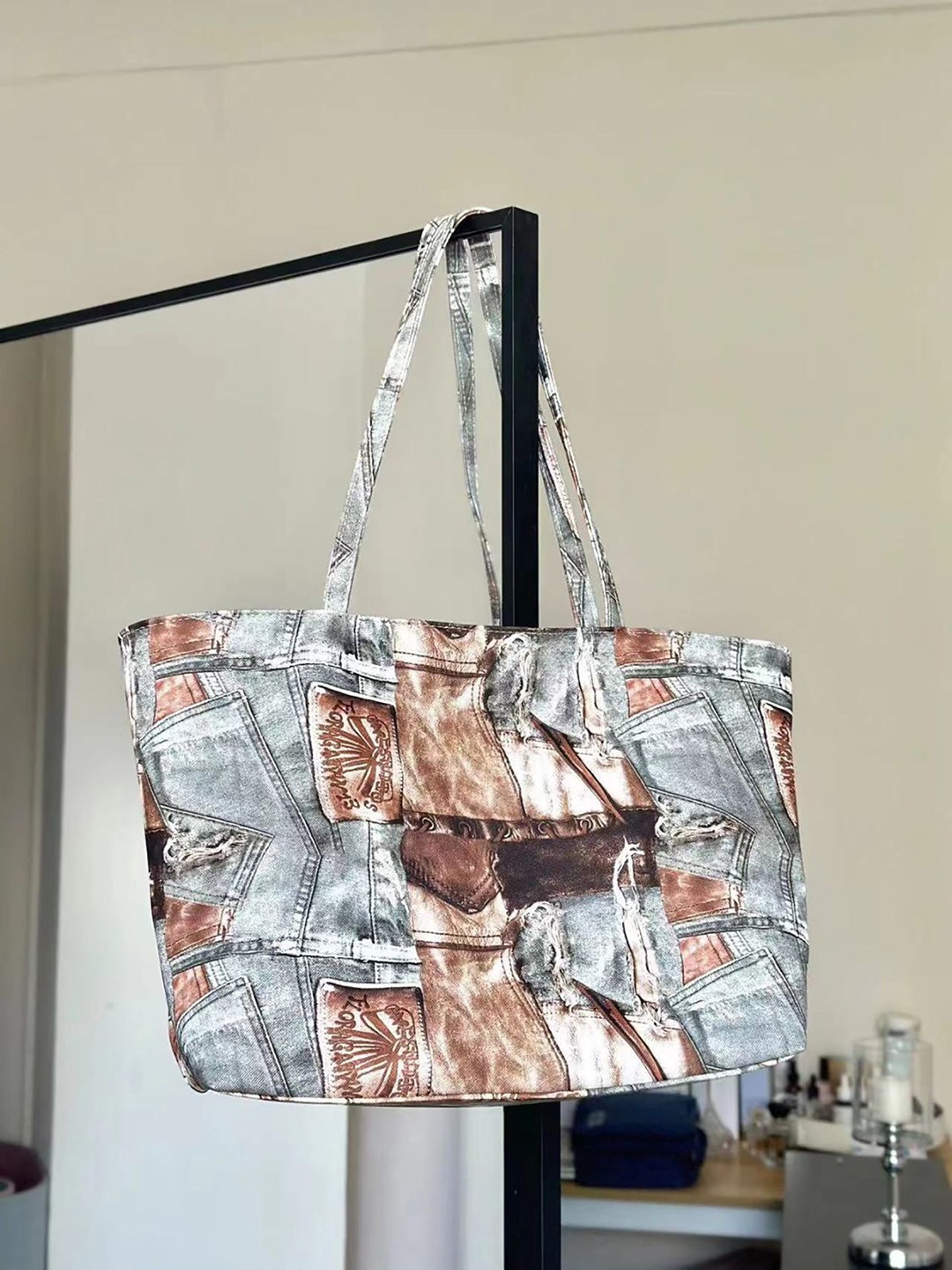 

StyleCast x Revolte Women Abstract Printed Shopper Shoulder Bag, Grey