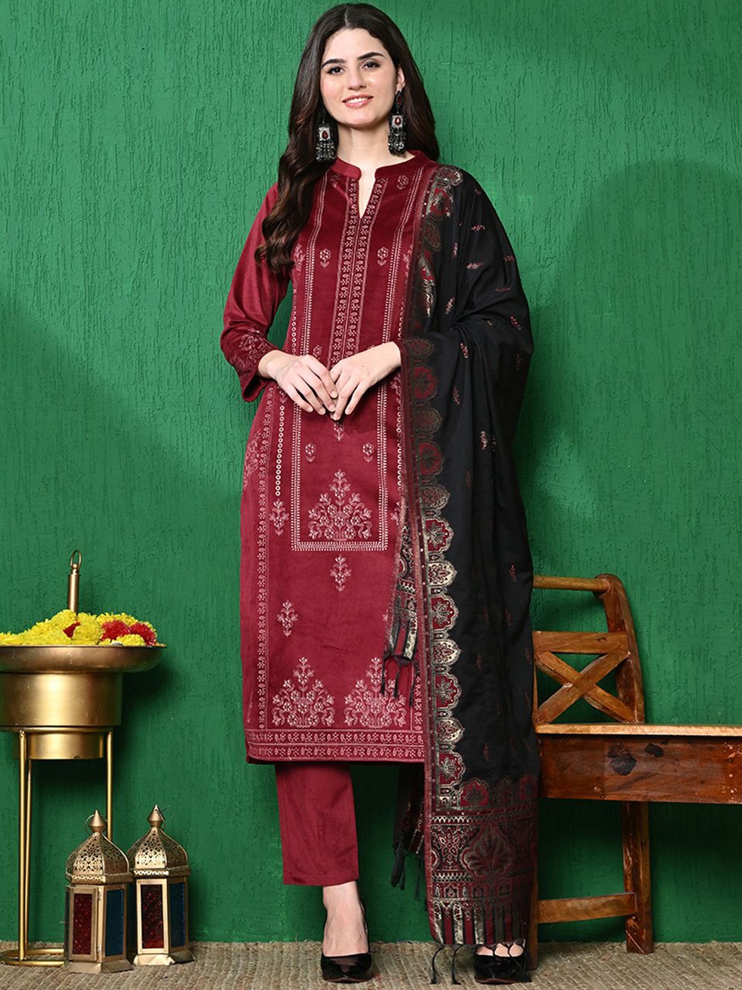 

Sangria Floral Printed Winter Velvet Kurta & Trouser With Dupatta, Maroon