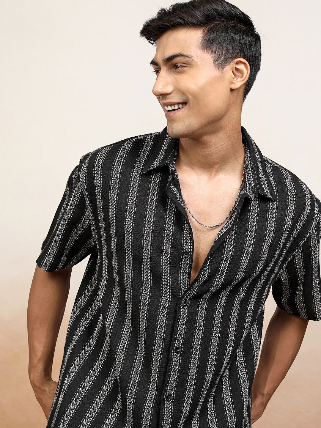 

LOCOMOTIVE Men Cutaway Collar Vertical Striped Cotton Oversized Casual Shirt, Black
