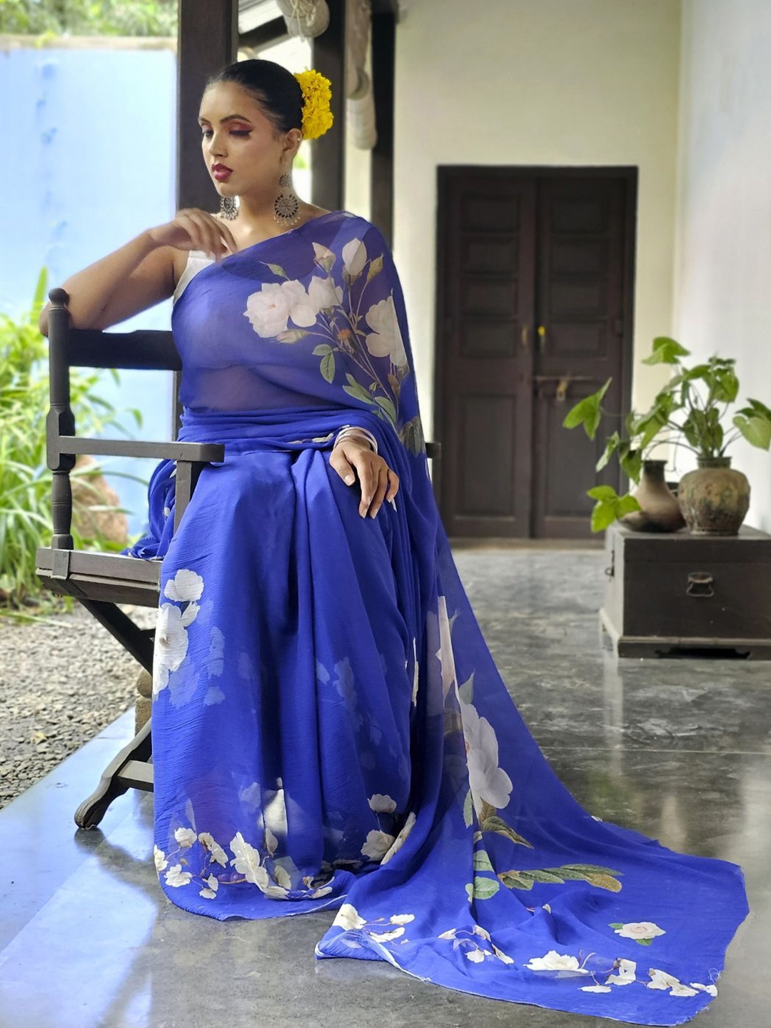 

BBG Royals Floral Printed Pure Chiffon Saree, Navy blue