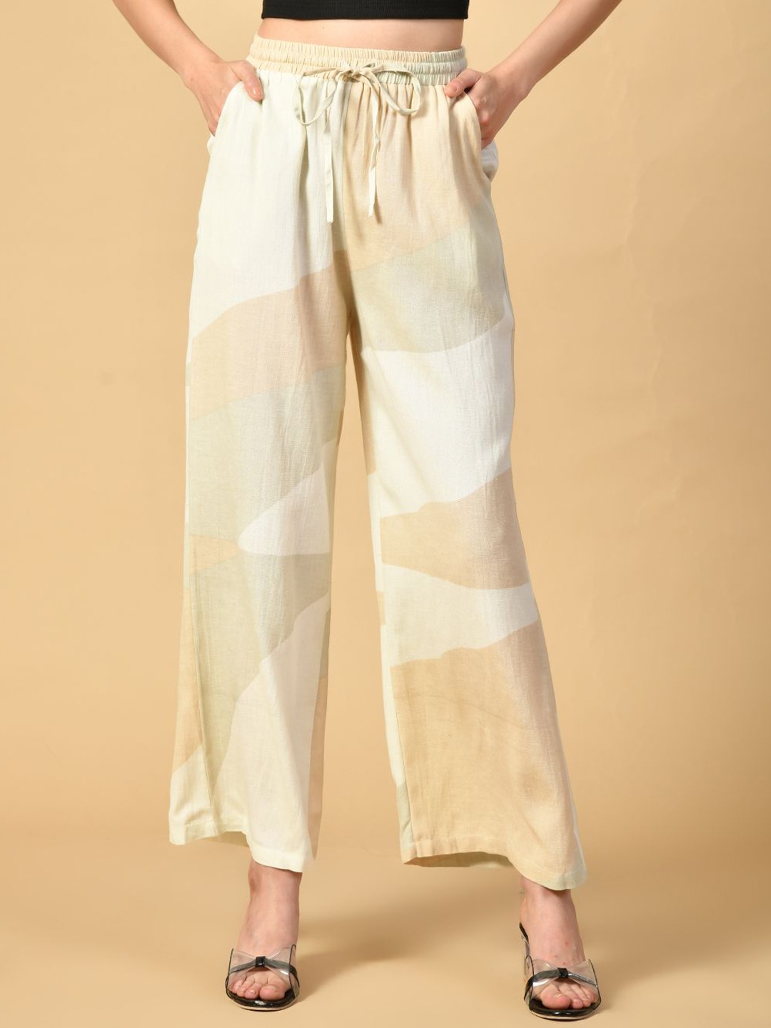 

PRETTY LOVING THING Women Mid-Rise Printed Trousers, Beige