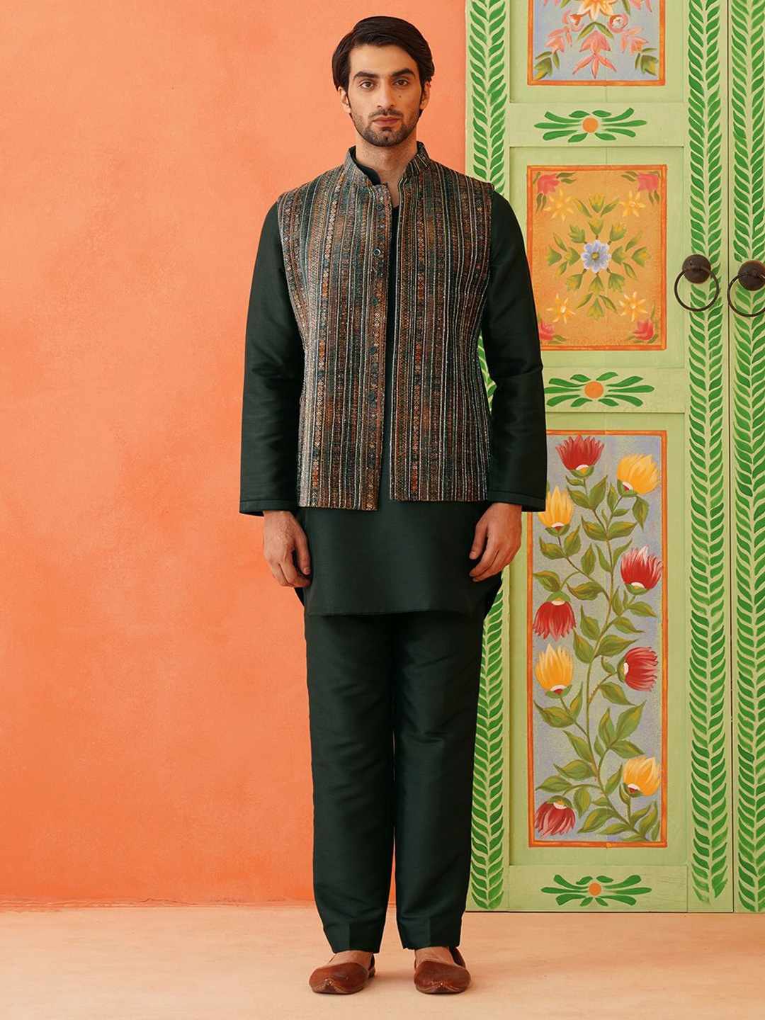 

TheEthnic.Co Men Ethnic Motifs Printed Velvet Straight Kurta with Trousers, Green