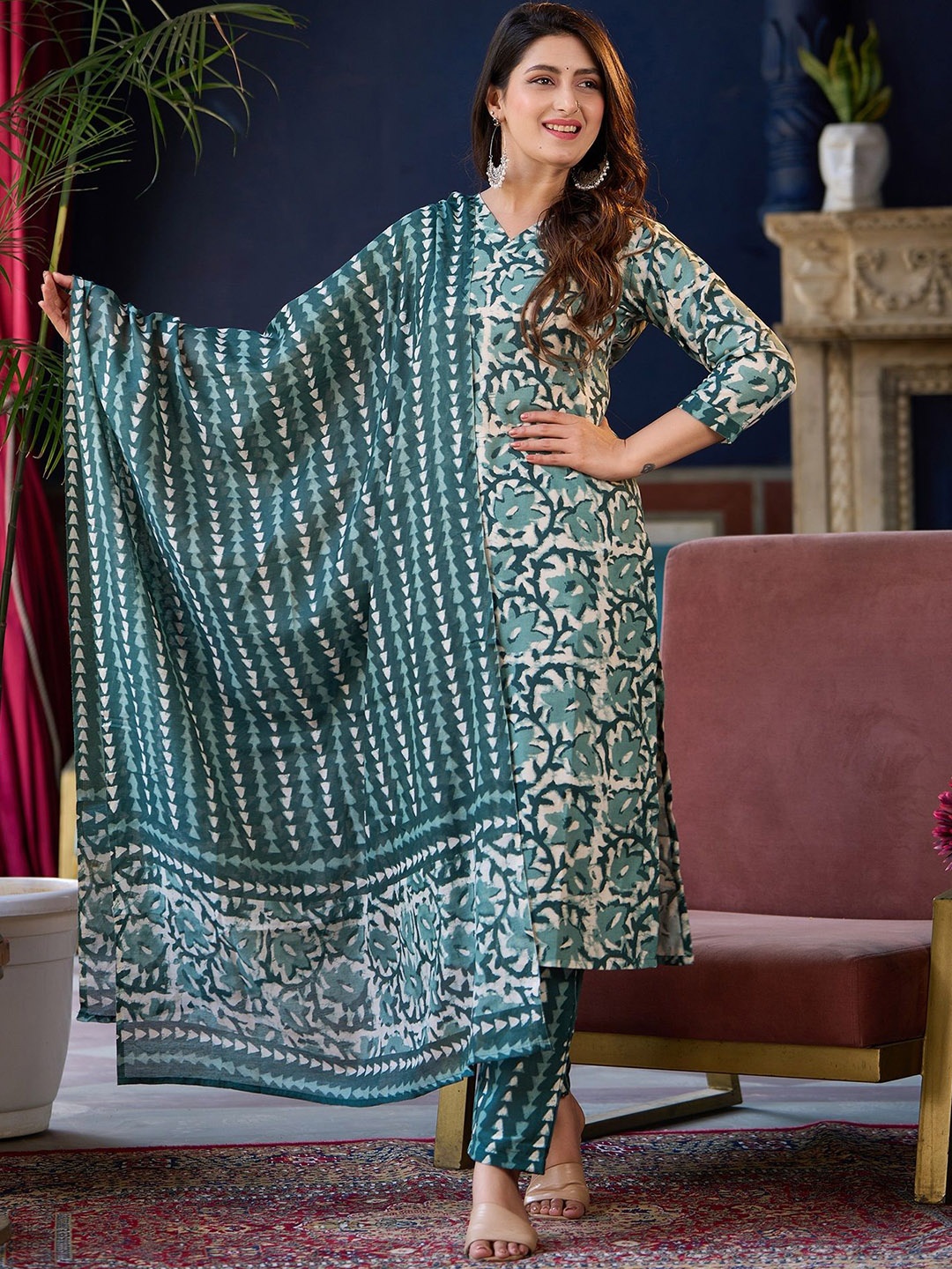 

KLOSIA V-Neck Floral Printed Straight Kurta with Trouser & Dupatta, Green