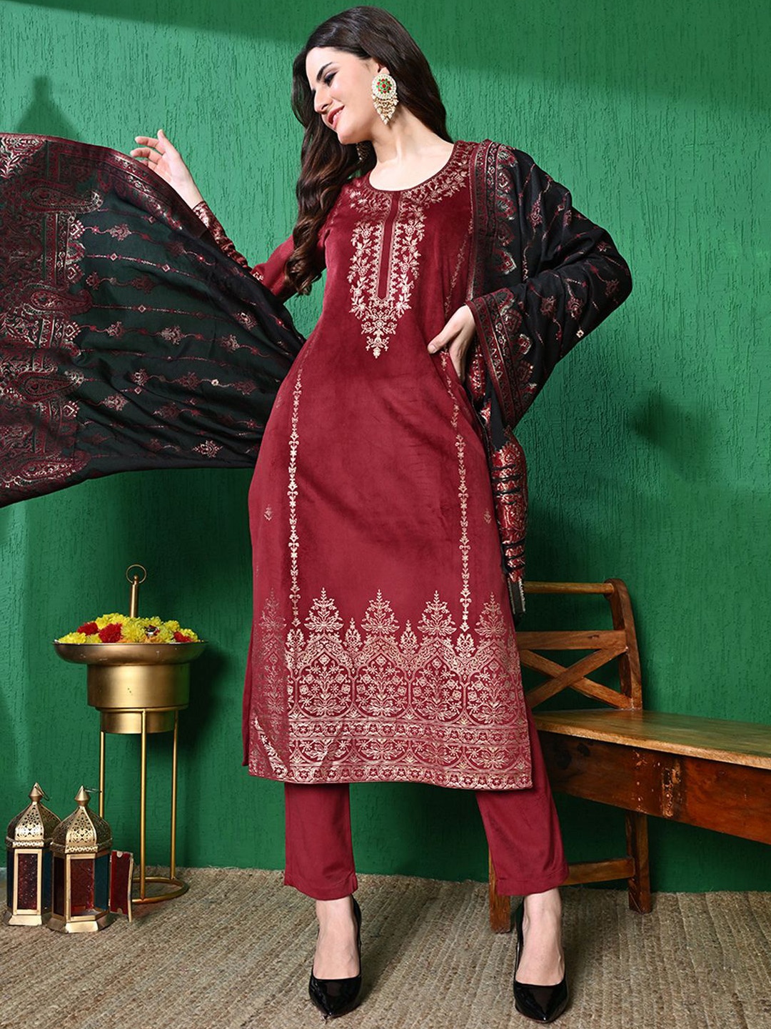 

Sangria Floral Printed Winter Velvet Kurta & Trouser With Dupatta, Maroon