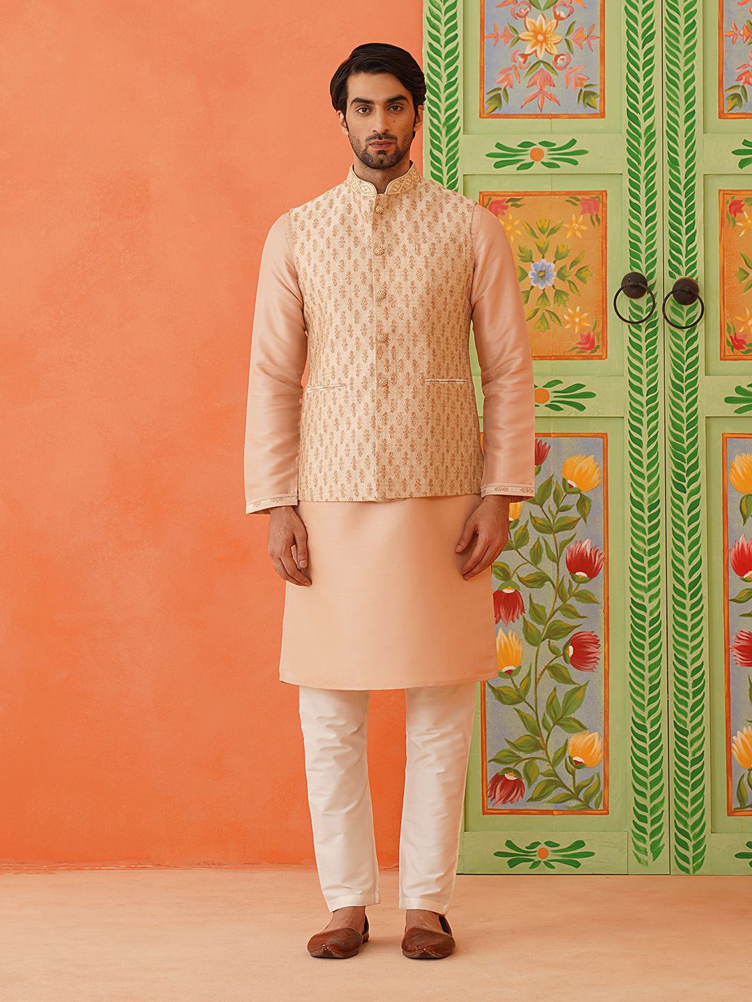 

TheEthnic.Co Floral Printed Straight Kurta with Trousers, Peach
