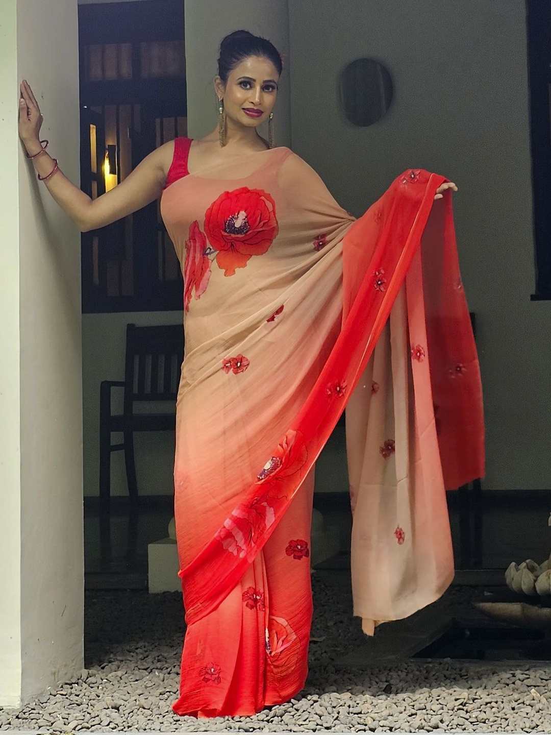 

BBG Royals Floral Printed Pure Chiffon Saree, Beige