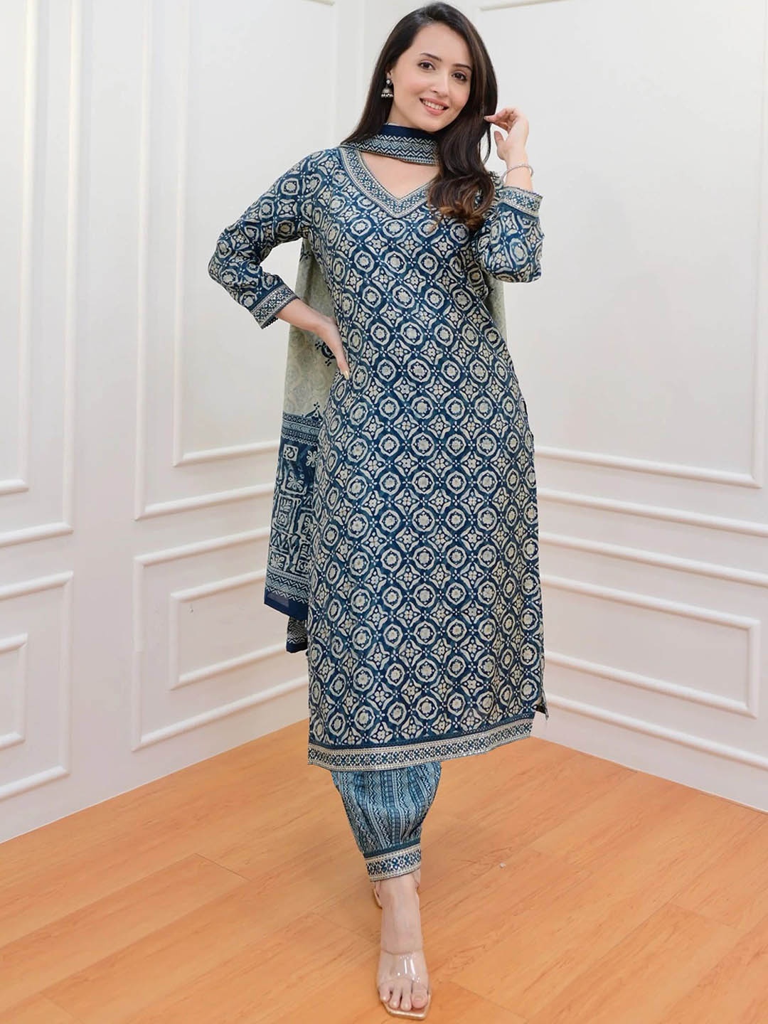 

KLOSIA V-Neck Floral Printed Straight Kurta with Trousers & With Dupatta, Blue