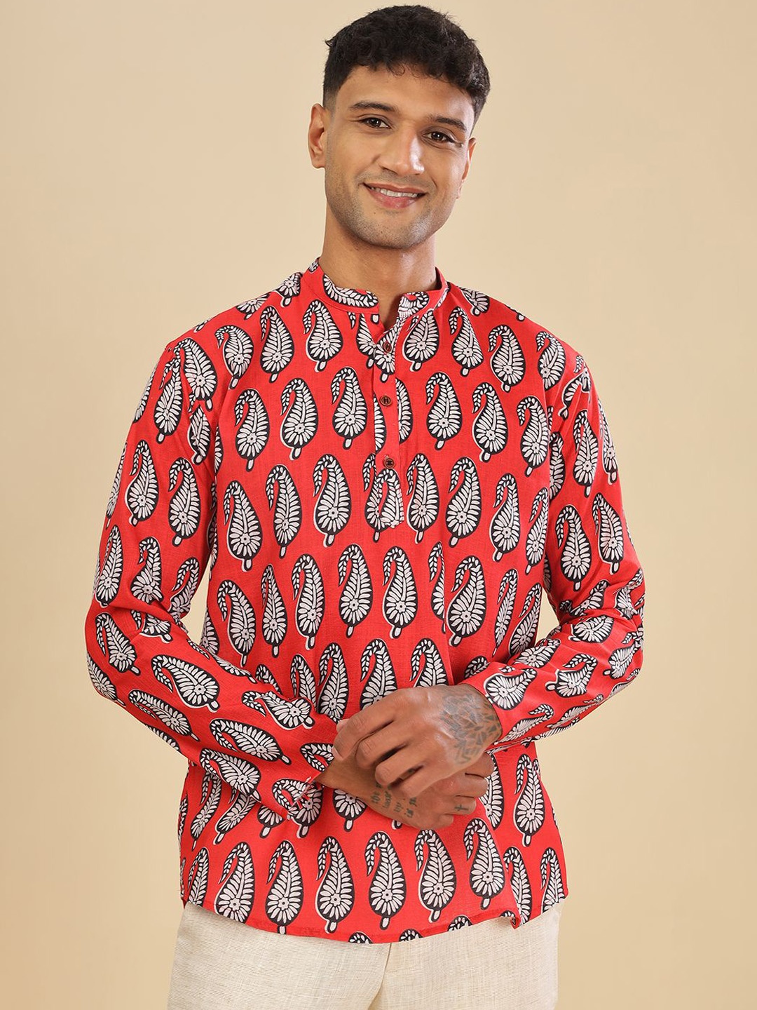 

Vestirio Paisley Printed Mandarin Collar Long Sleeves Regular Straight Kurta, Red