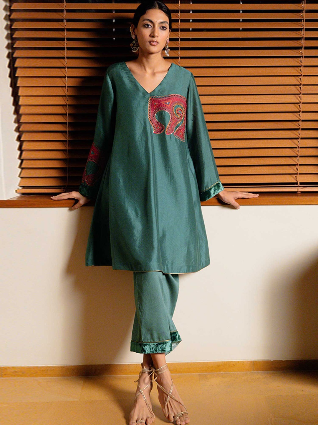

Ganga Ethnic Motifs Embroidered Raw Silk Straight Kurta With Palazzos, Green